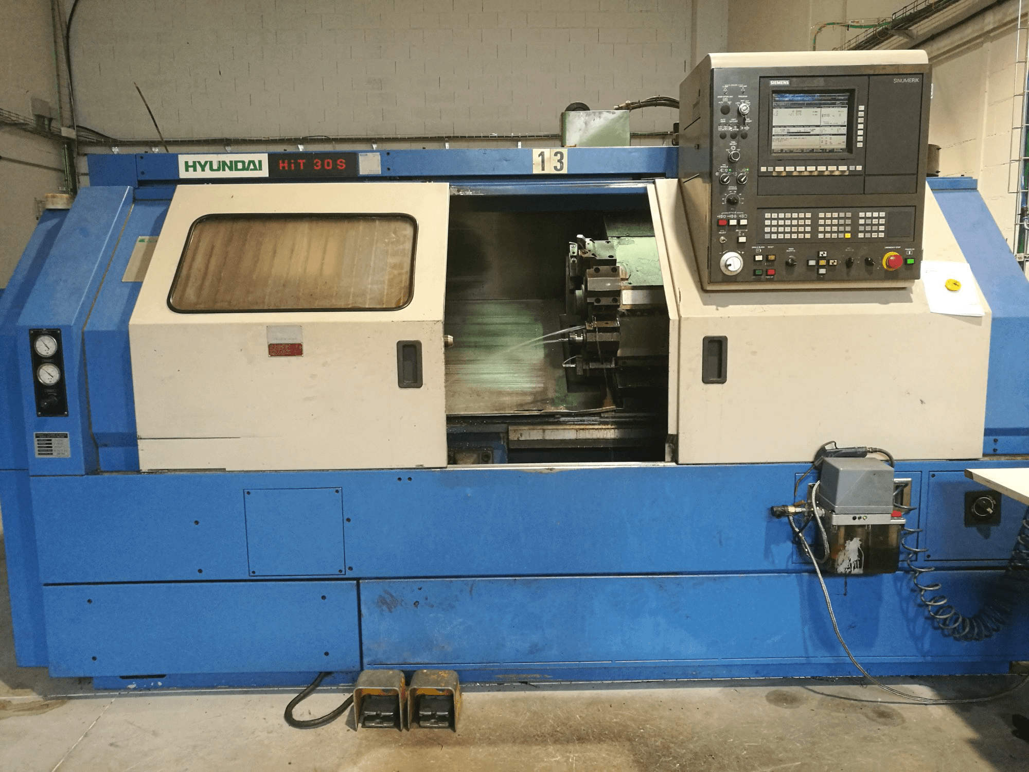 Vista frontale della macchina Hyundai Kia HiT-30S