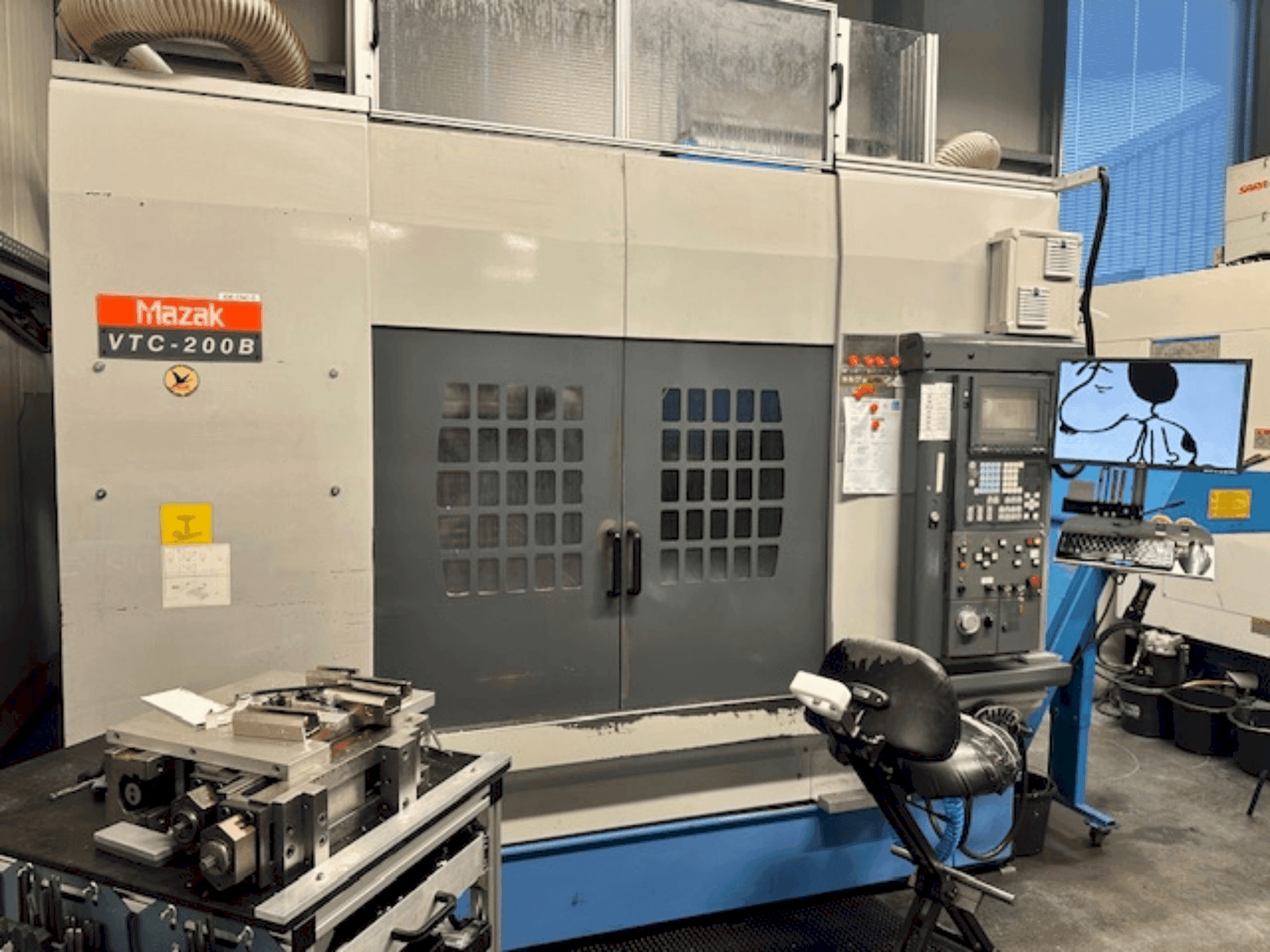 Vista frontale della macchina Mazak VTV-200B