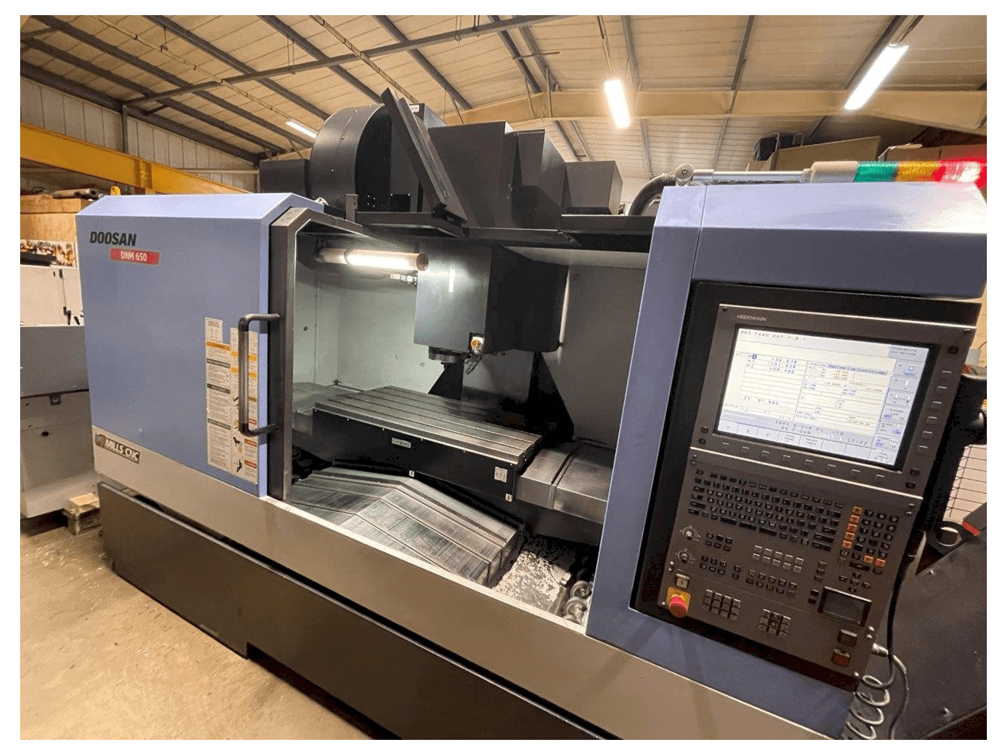 Vista frontale della macchina Doosan DNM650