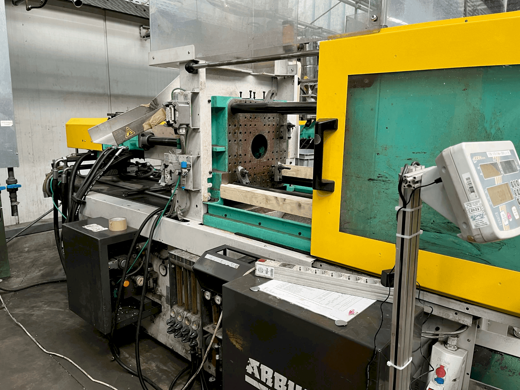 Vista frontale della macchina Arburg Allrounder 320-50 C