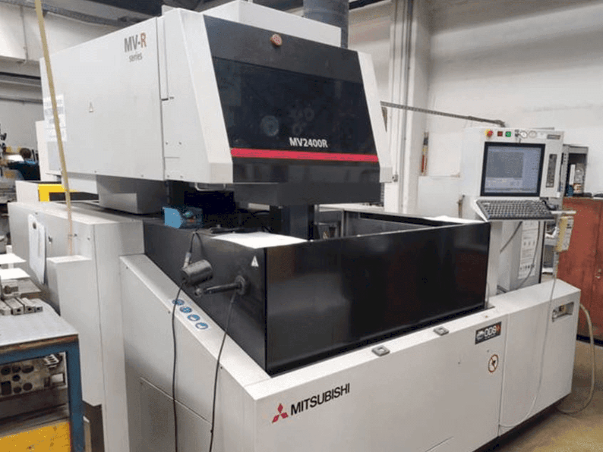 Vista frontale della macchina Mitsubishi Electric MV2400R