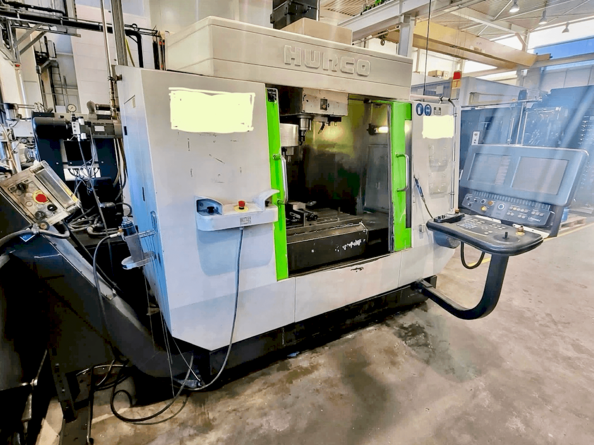 Vista frontale della macchina Hurco BCM4020