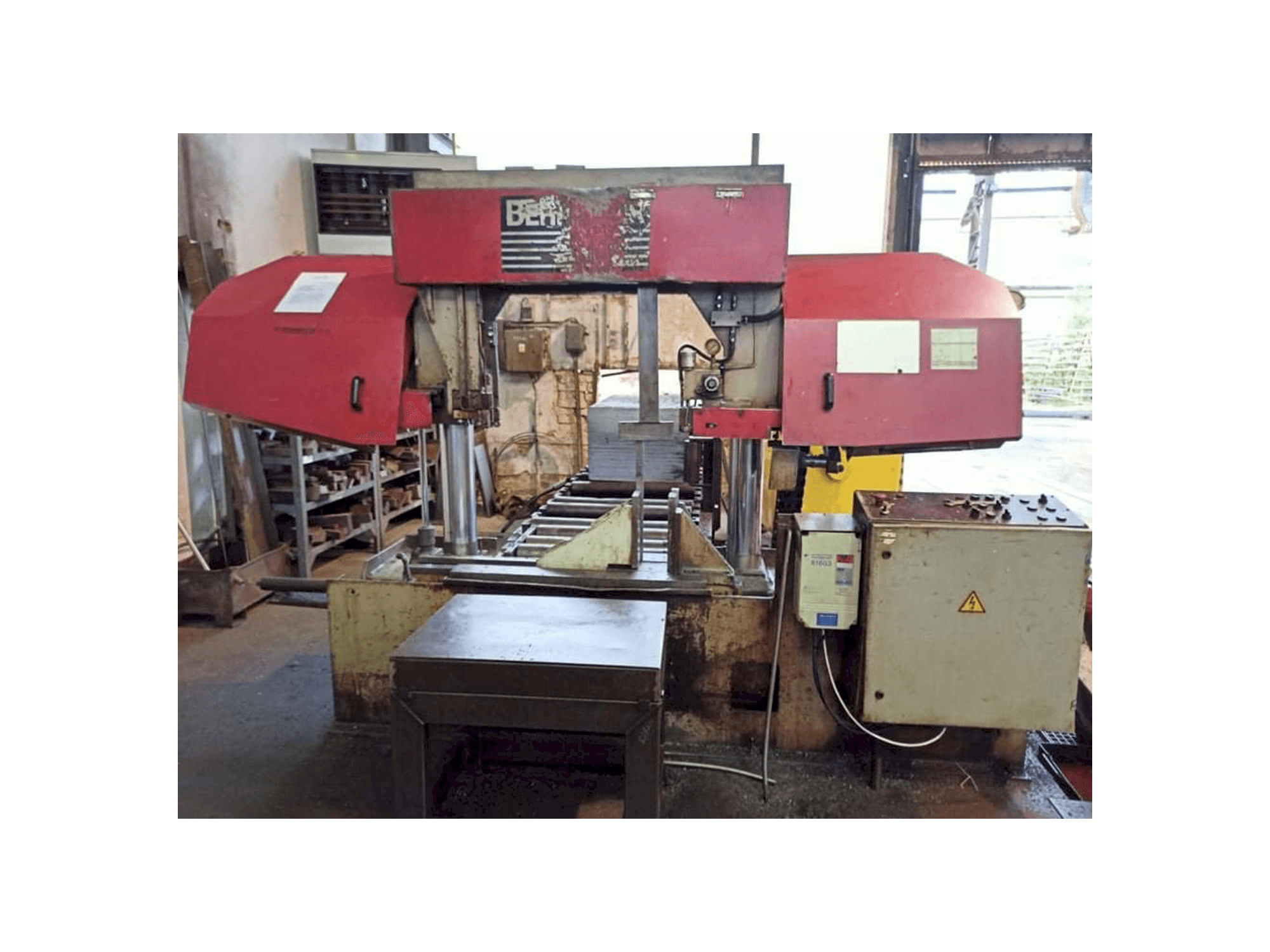 Vista frontale della macchina Behringer HBP 530