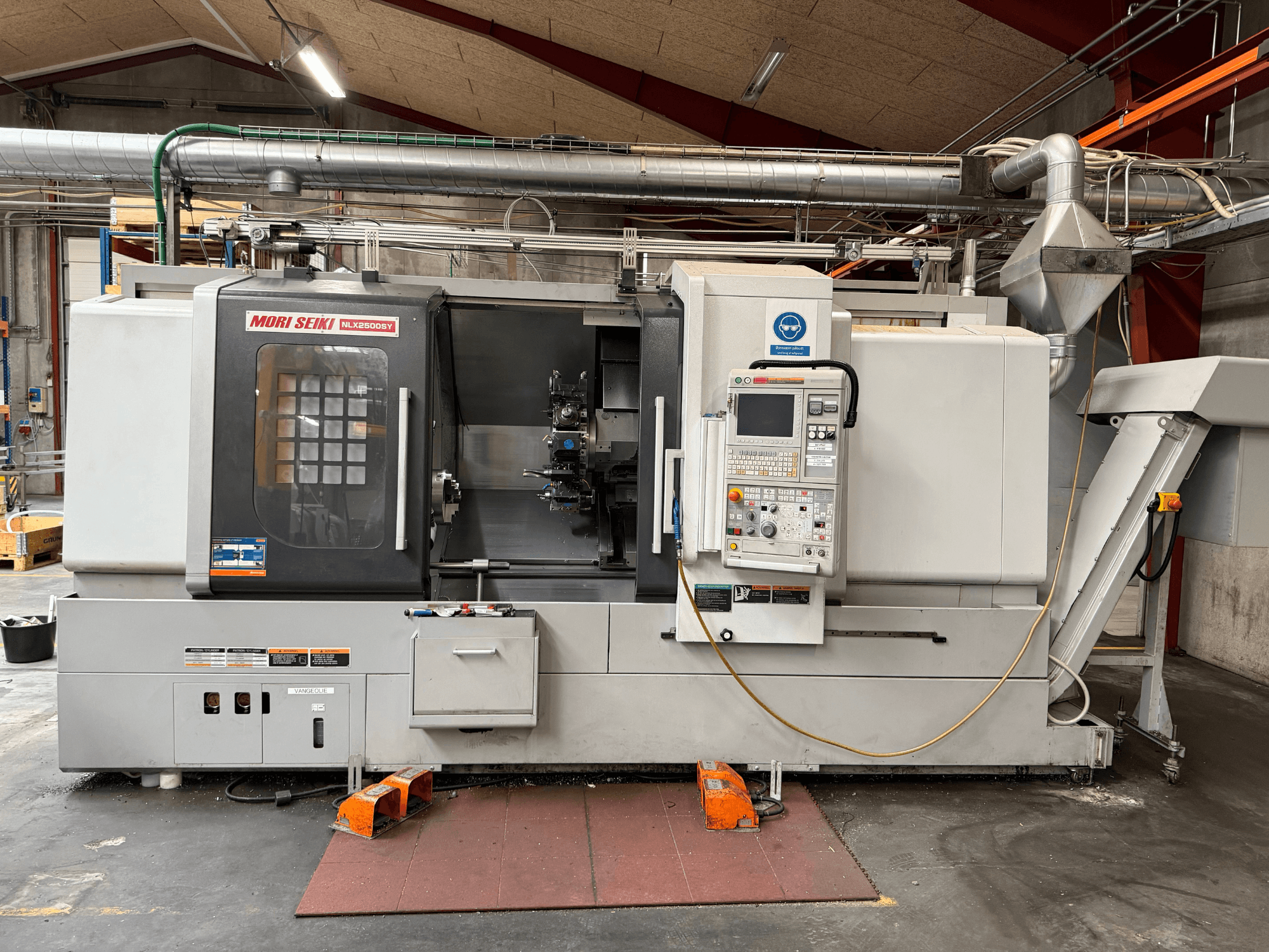 Tornio orizzontale DMG MORI NLX2500SY/1250, vista frontale, con pannello di controllo e componenti operativi.
