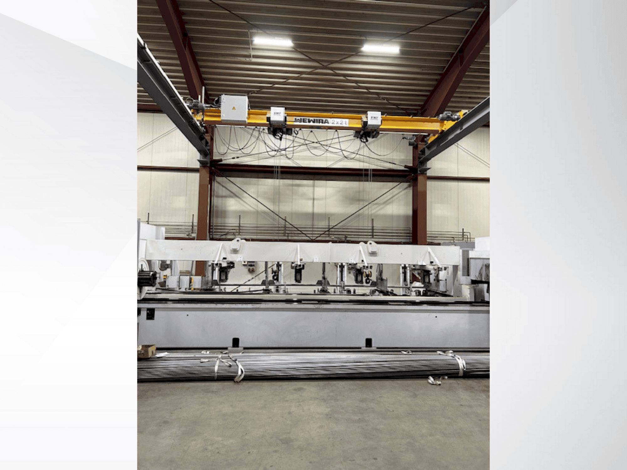 Vista frontale della macchina TRUMPF Tru Laser Tube 3000 Fiber