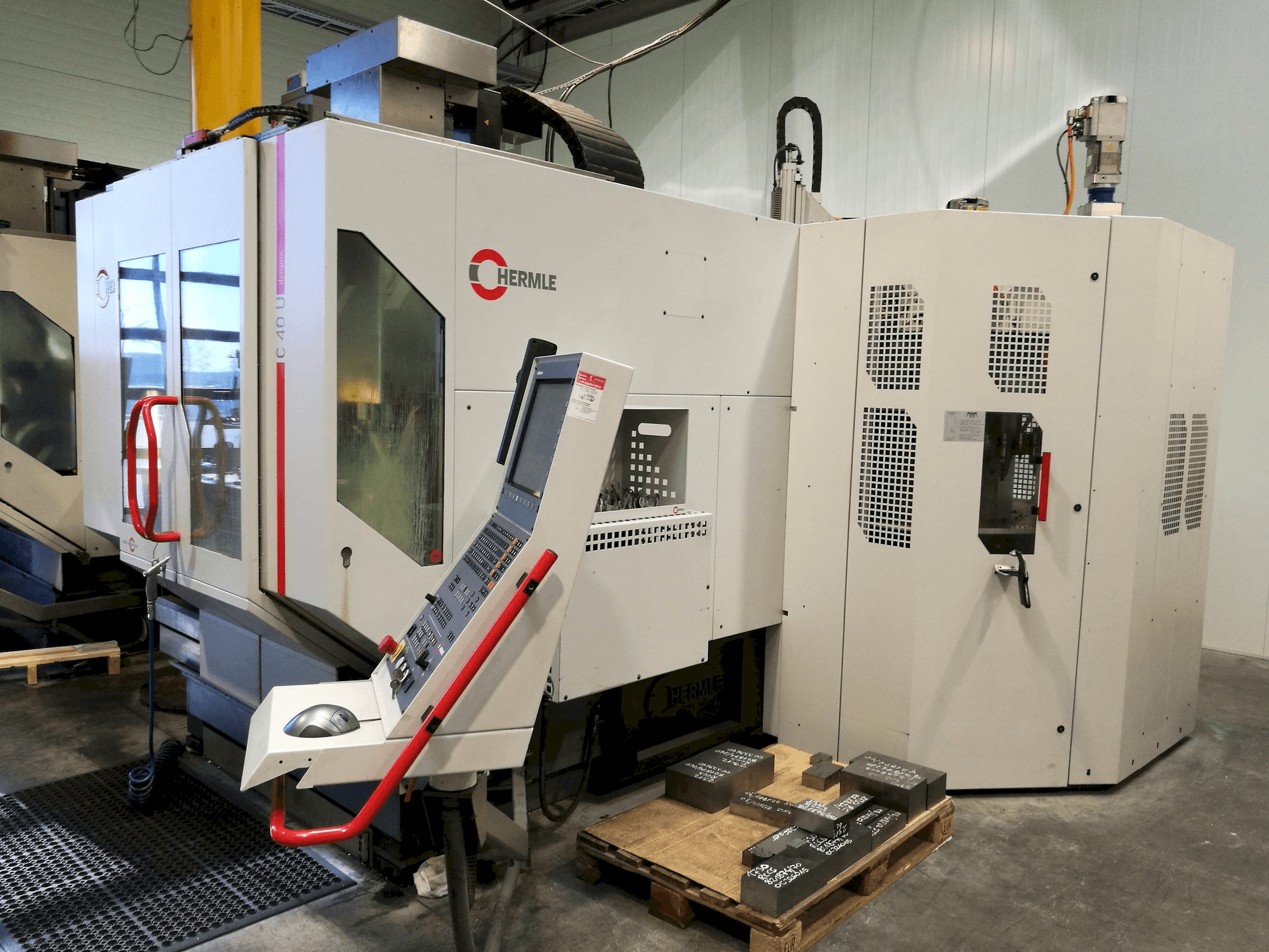 Vista frontale della macchina HERMLE C40U dynamic