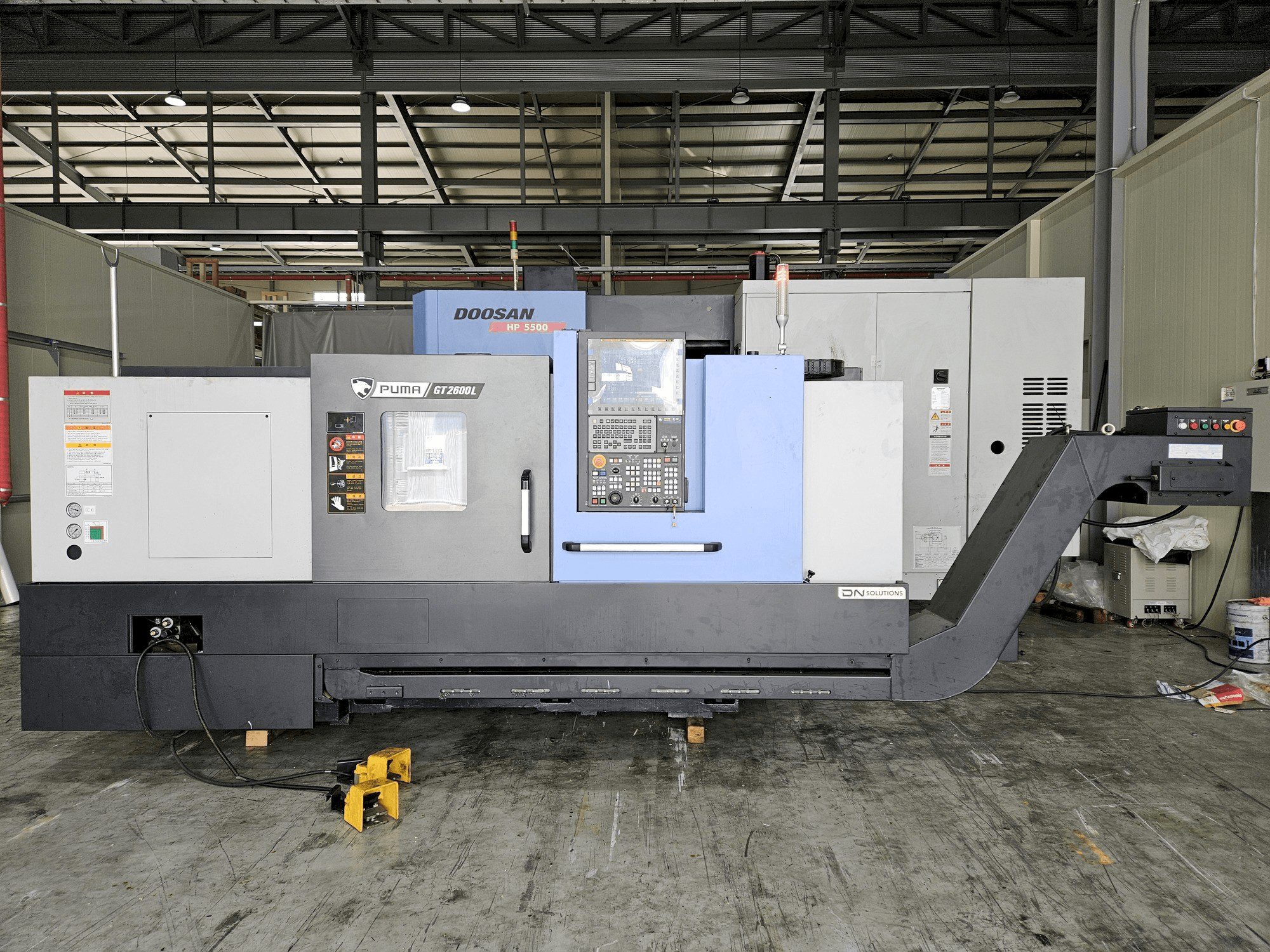Vista frontale della macchina DN SOLUTIONS PUMA GT2600L