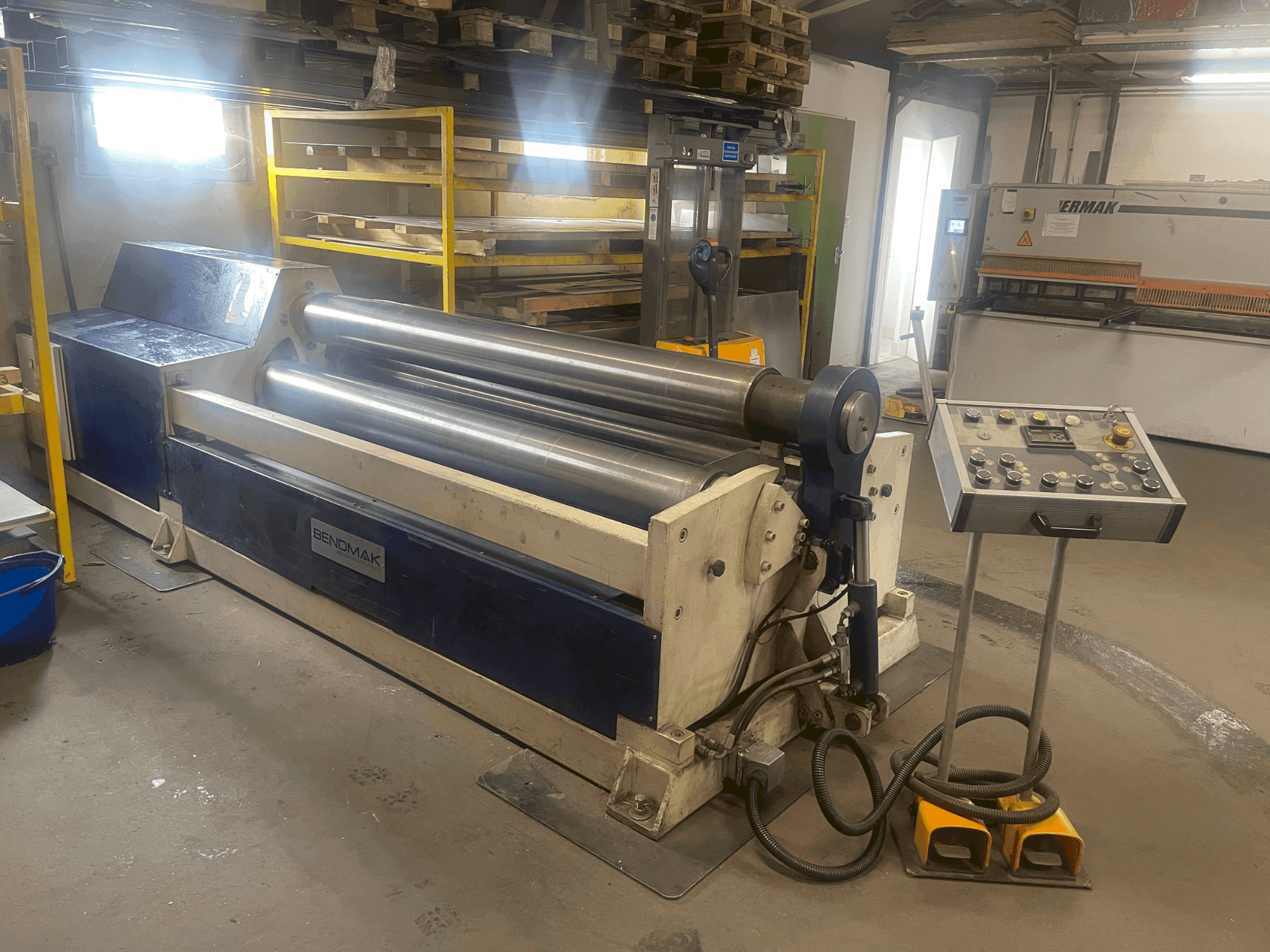 Vista frontale della macchina BENDMAK CY3R-HS 20/08