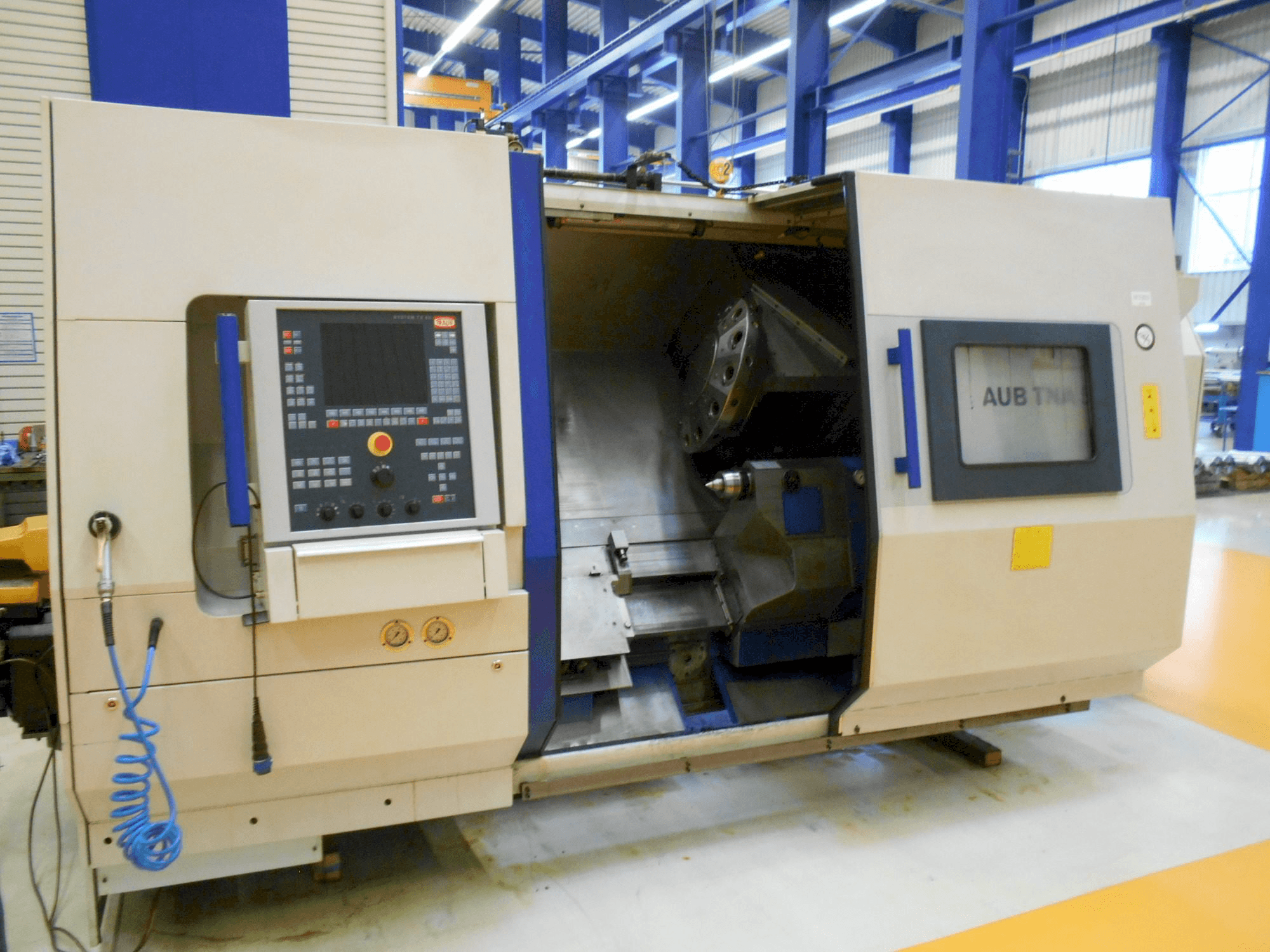 Vista frontale della macchina TRAUB TNA 500