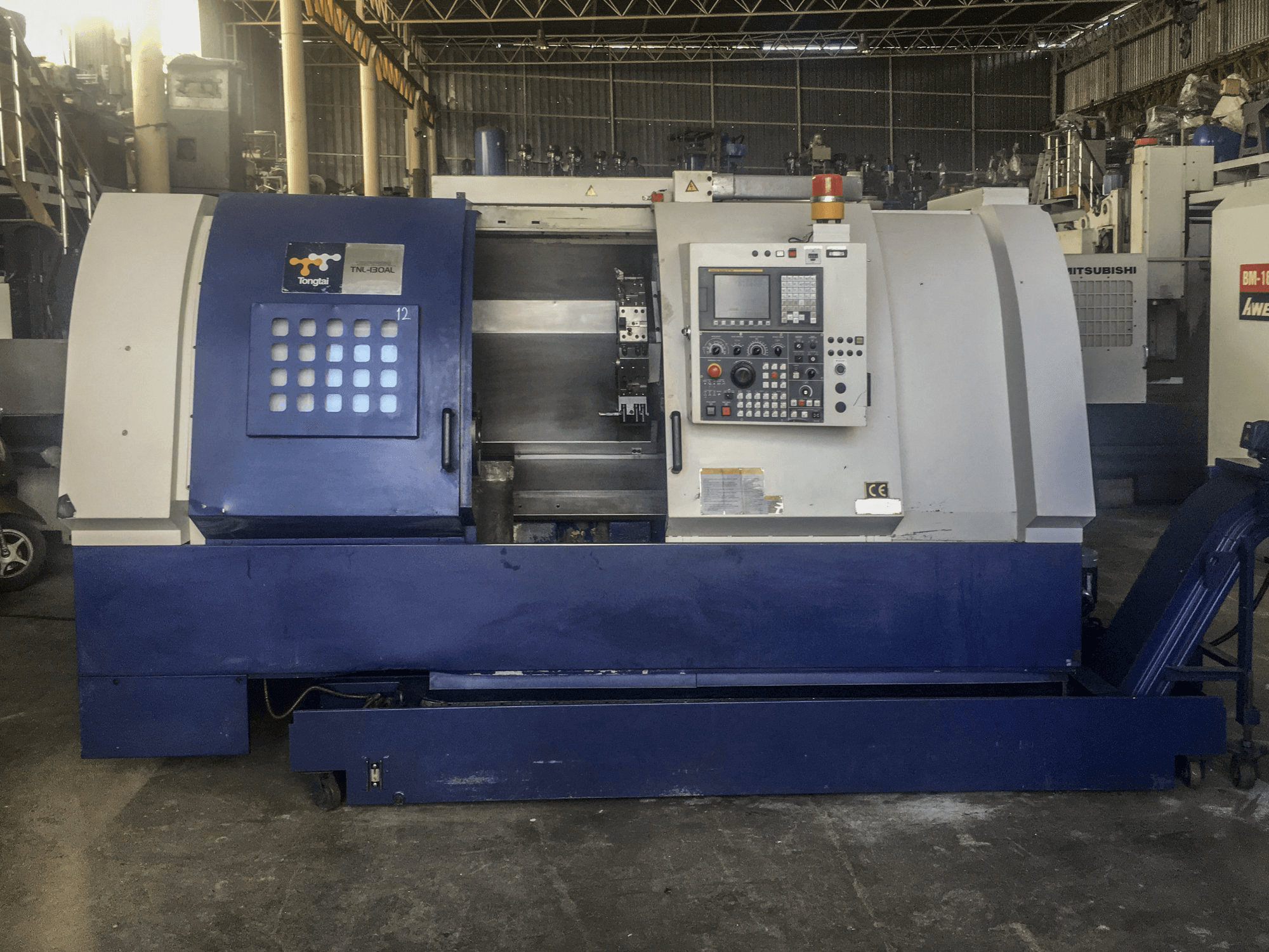 Vista frontale della macchina Tongtai TNL-130 AL