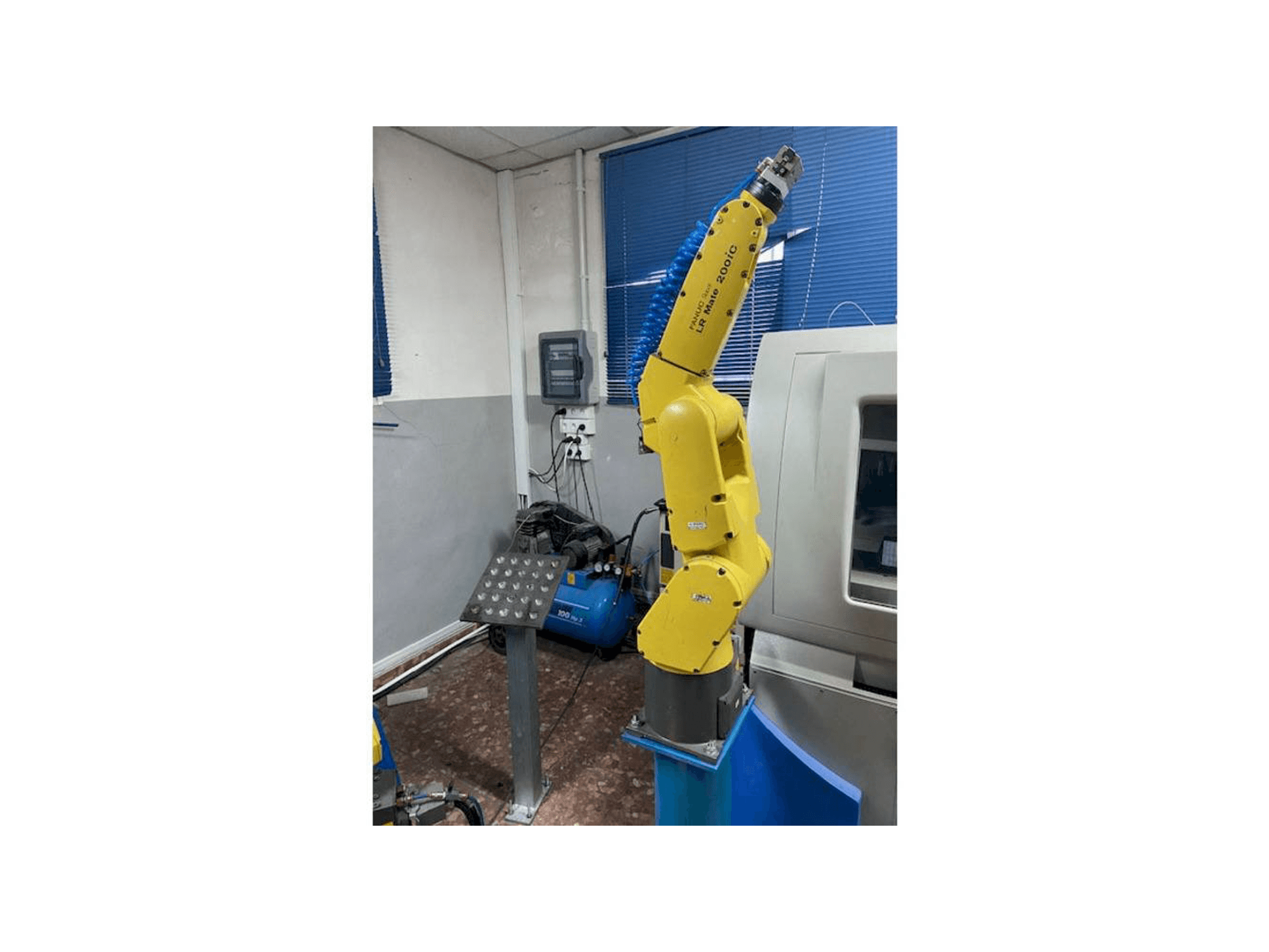 Vista frontale della macchina FANUC LR MATE 200 ic