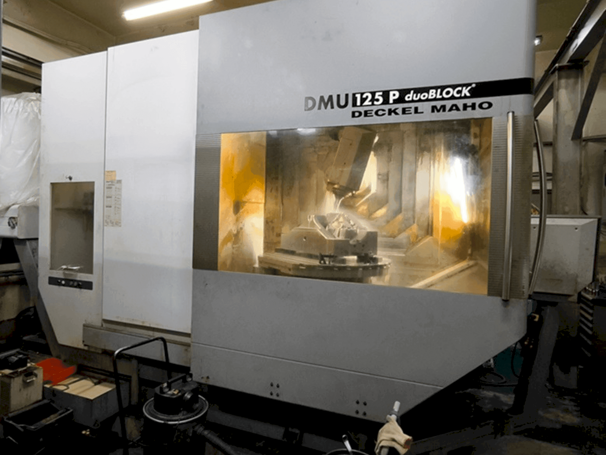 Vista frontale della macchina DECKEL MAHO DMU 125 P duoBLOCK