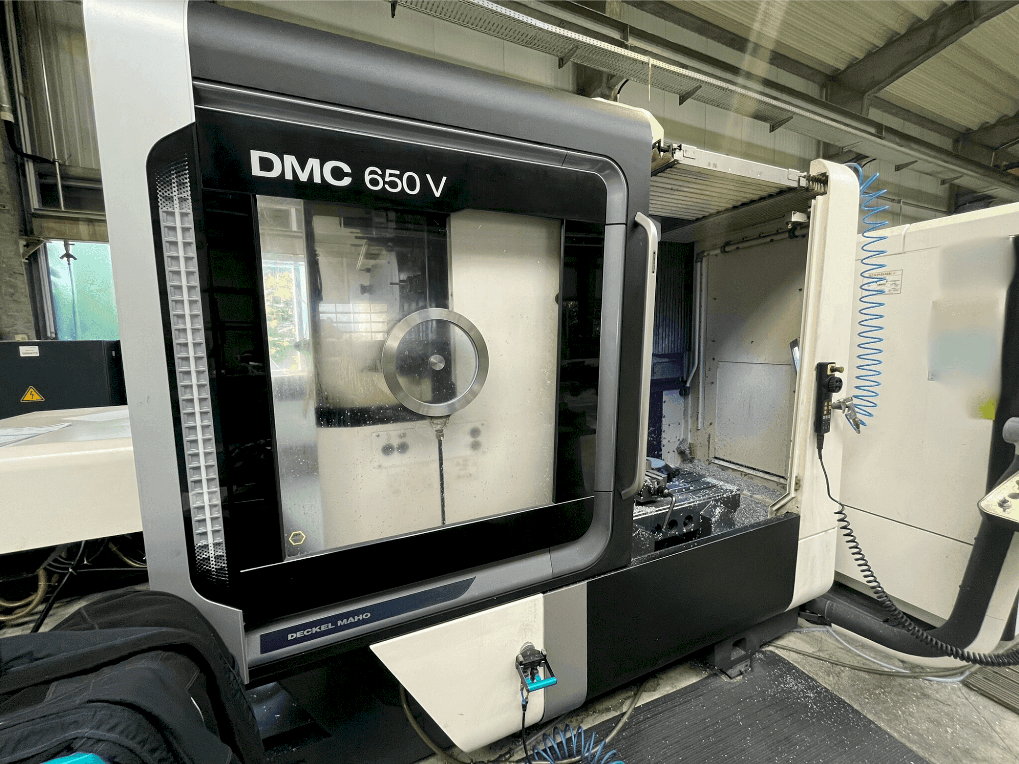 Vista frontale della macchina DMG MORI DMC 650 V