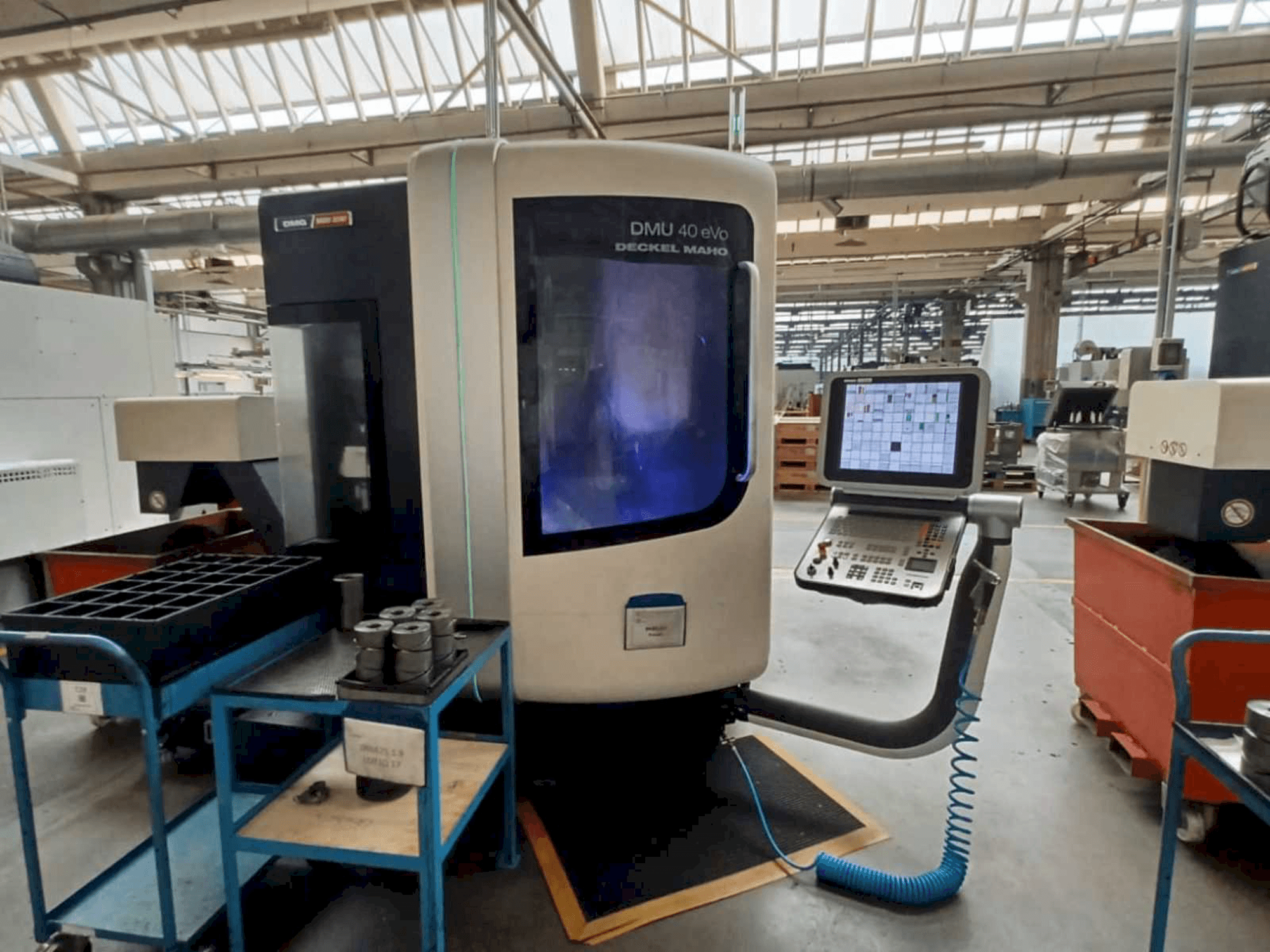 Vista frontale della macchina DMG DMU 40 evo