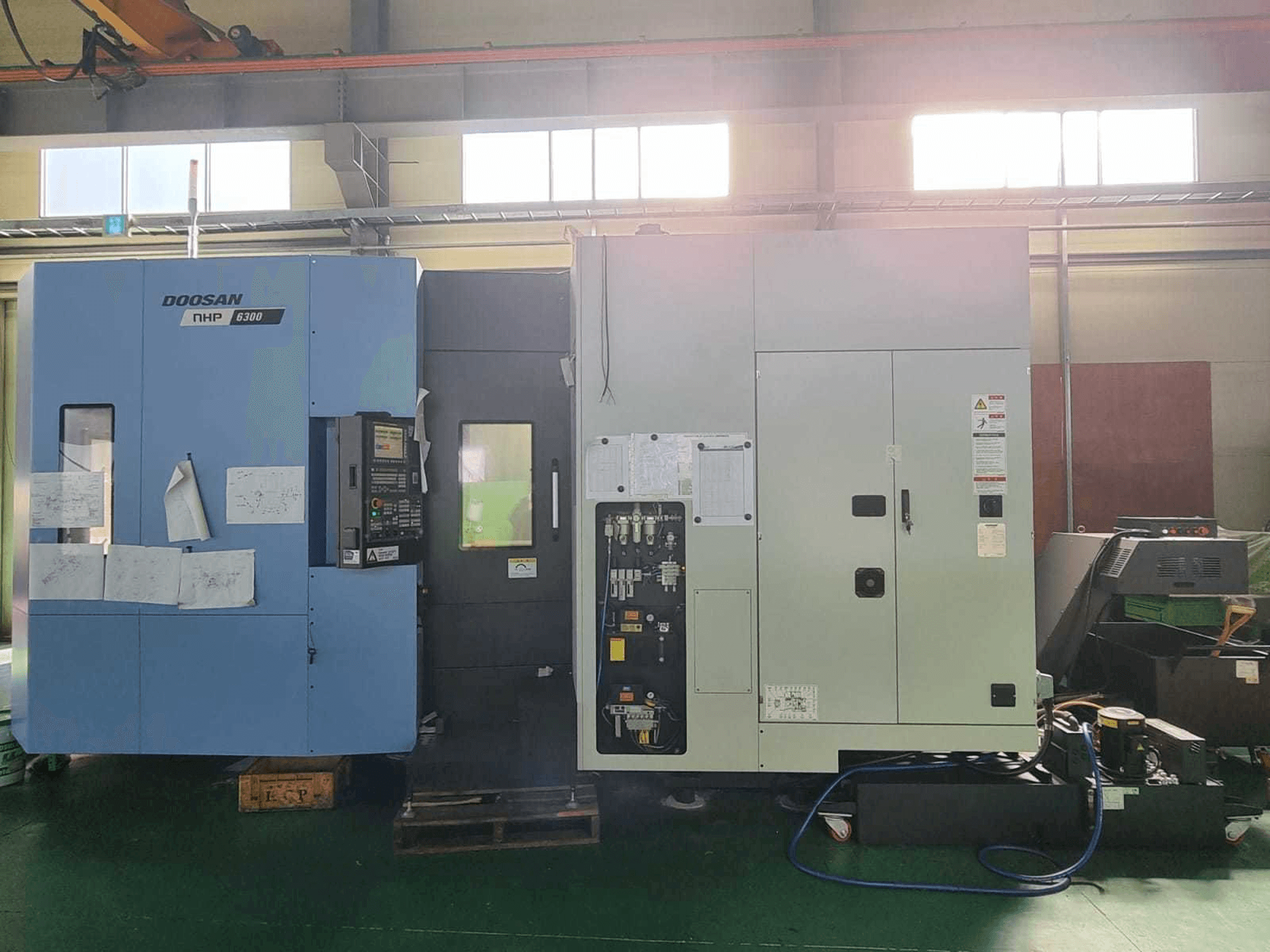 Vista frontale della macchina Doosan NHP 6300