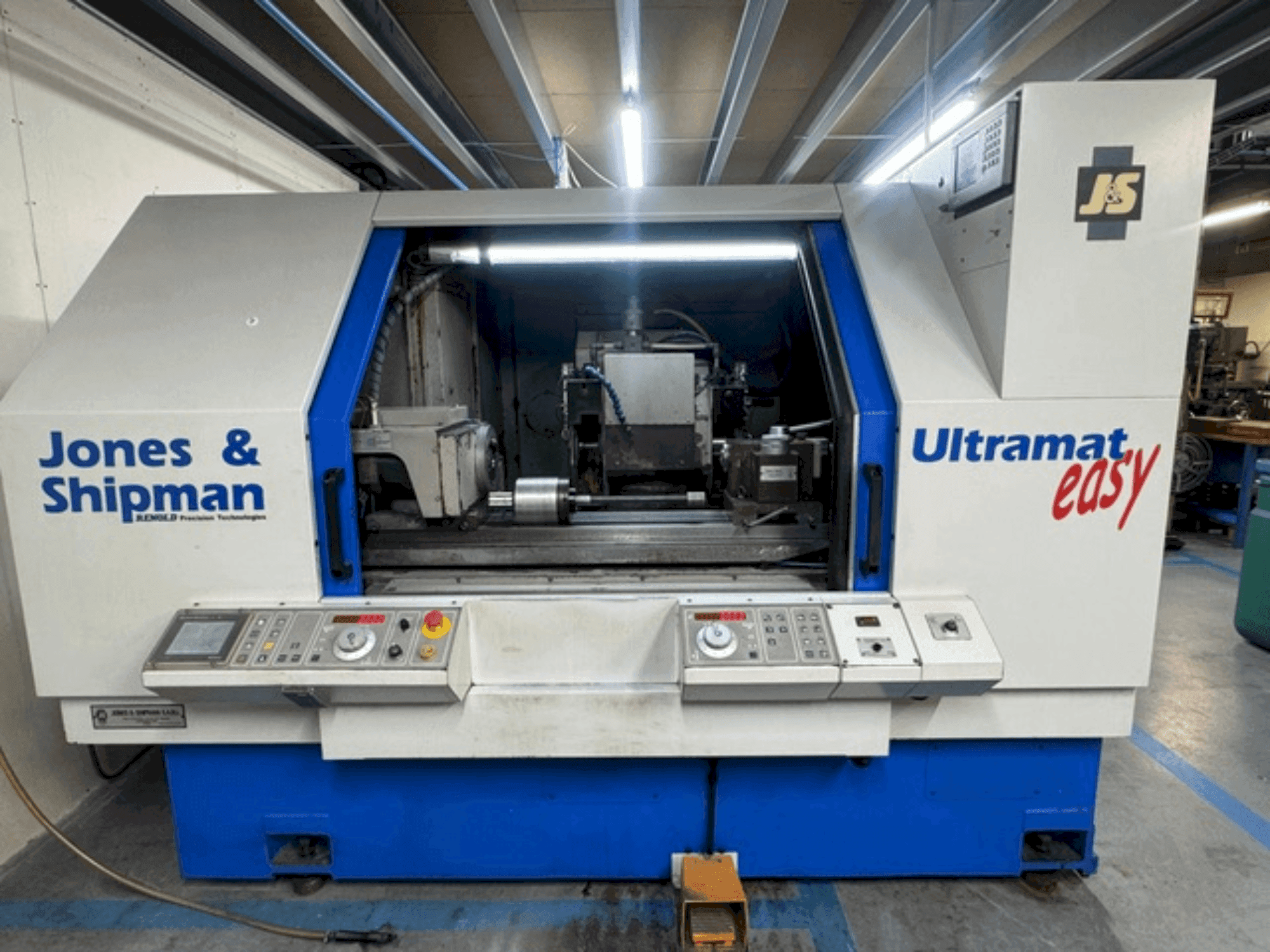 Vista frontale della macchina Jones & Shipman ULTRAMAT EASY CNC