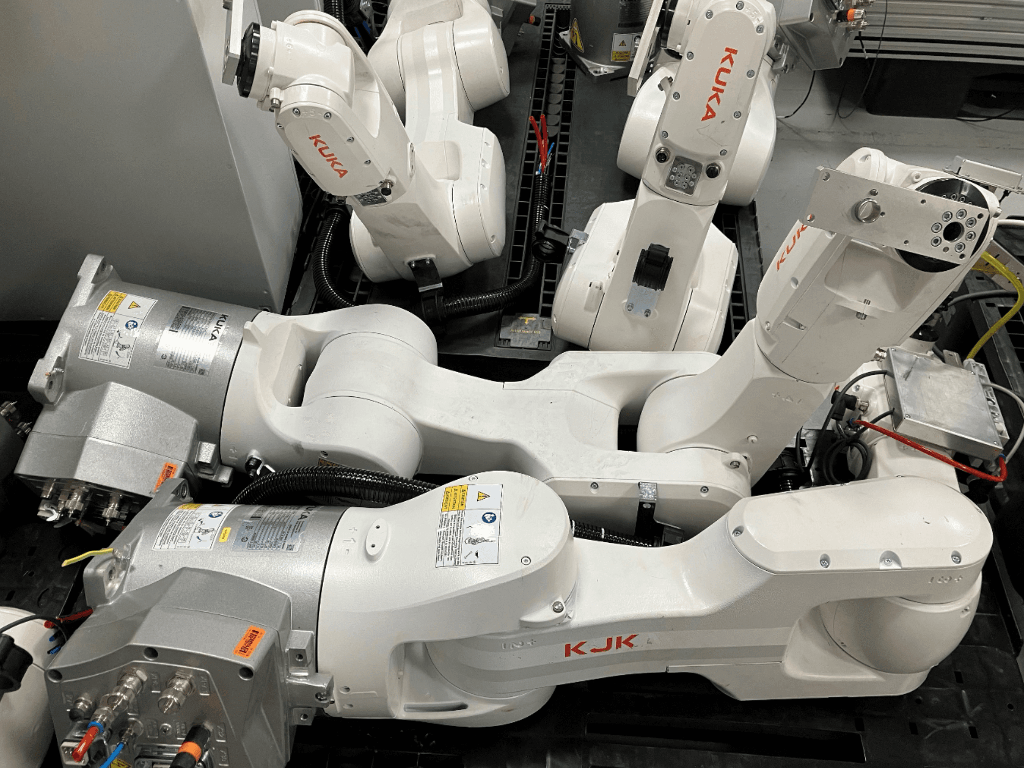 Braccio robotico KUKA KR 10 R900 CR in una vista laterale, che mostra la struttura del giunto, i motori e i dettagli del cablaggio.