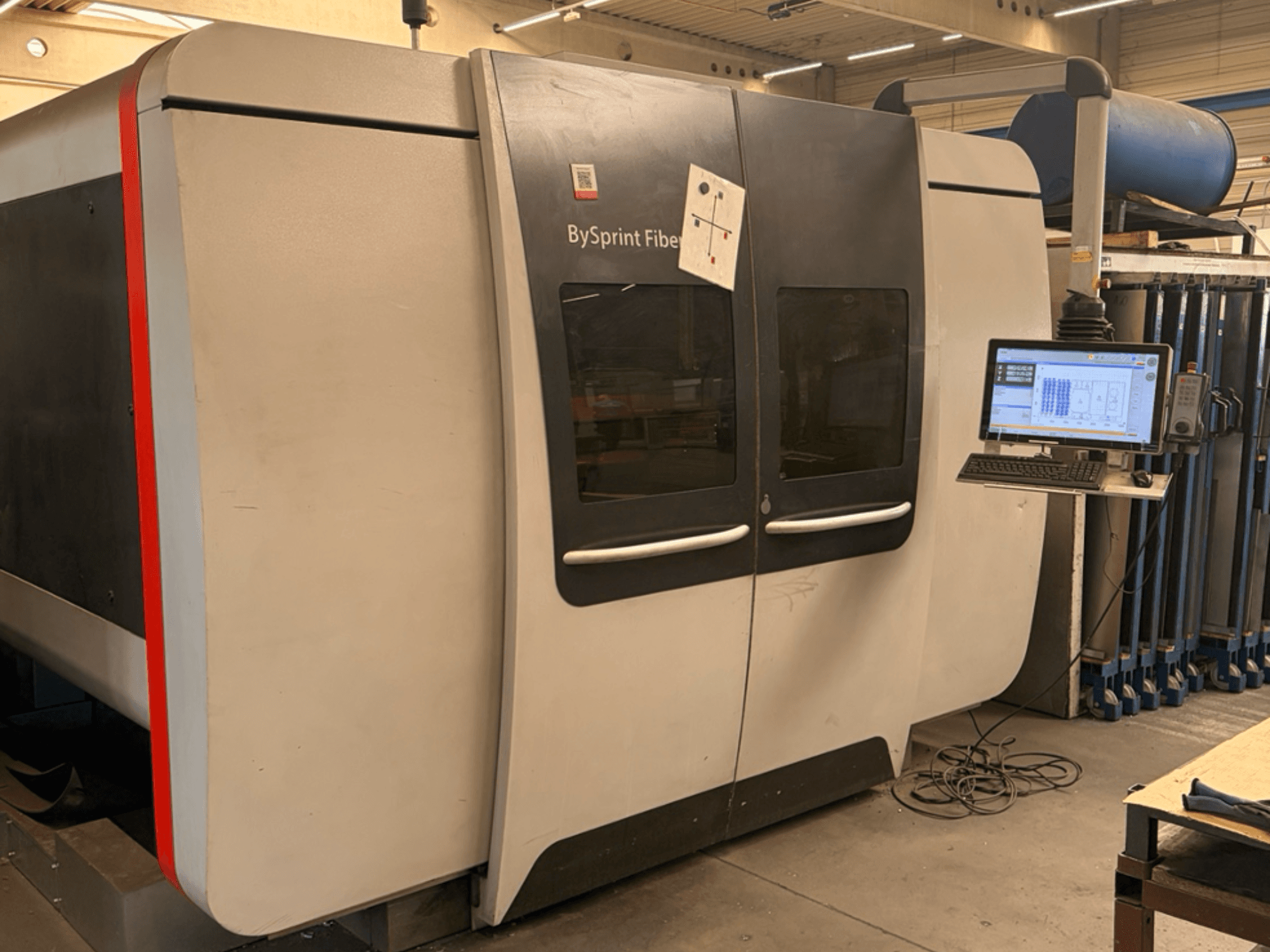 Bystronic BySprint Fiber 3015, vista frontale della macchina per il taglio laser a fibra ottica con pannello di controllo touchscreen e configurazione industriale.