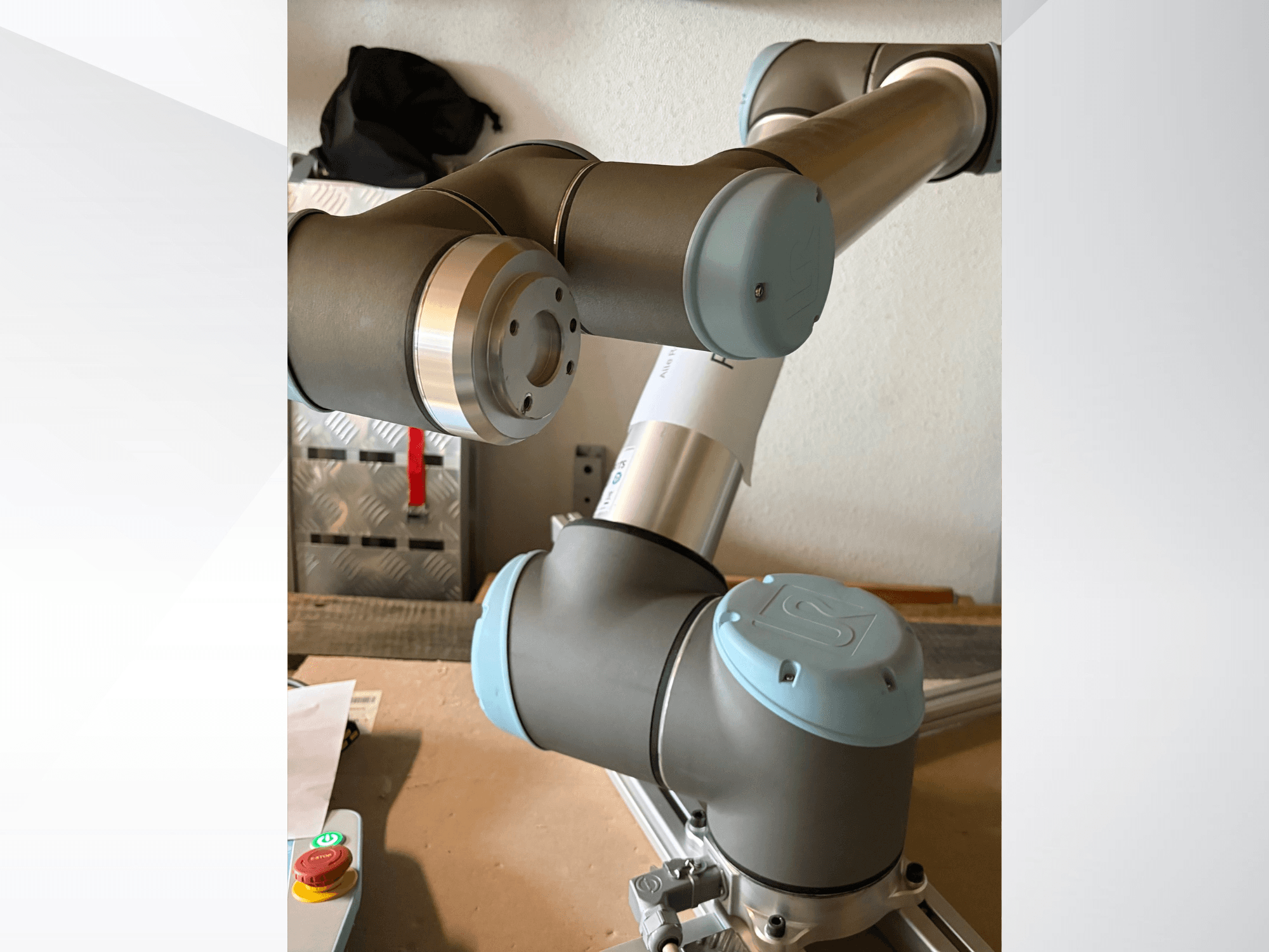 Vista laterale ravvicinata di un braccio robotico Universal Robots UR10, che evidenzia le articolazioni e gli elementi di design grigio-blu.