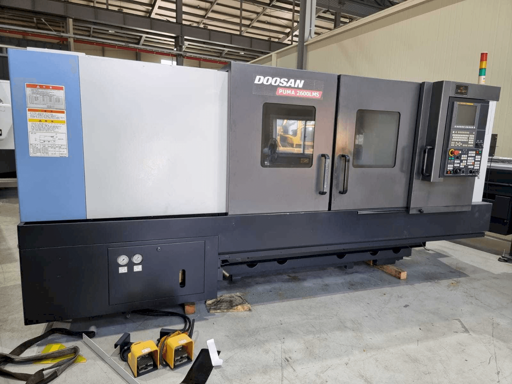 Vista frontale della macchina Doosan PUMA 2600LMS