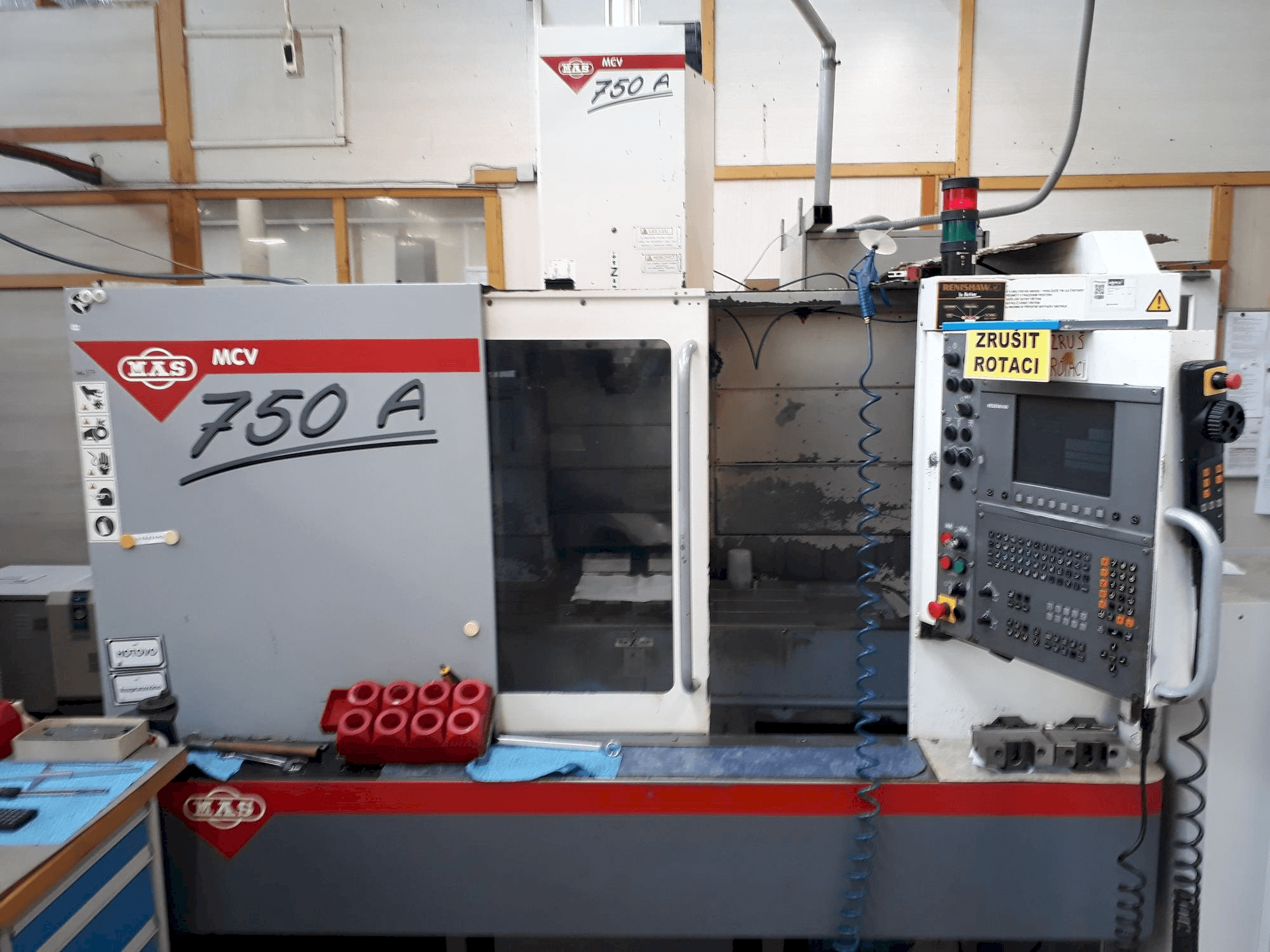 Vista frontale della macchina KOVOSVIT MAS MCV 750A