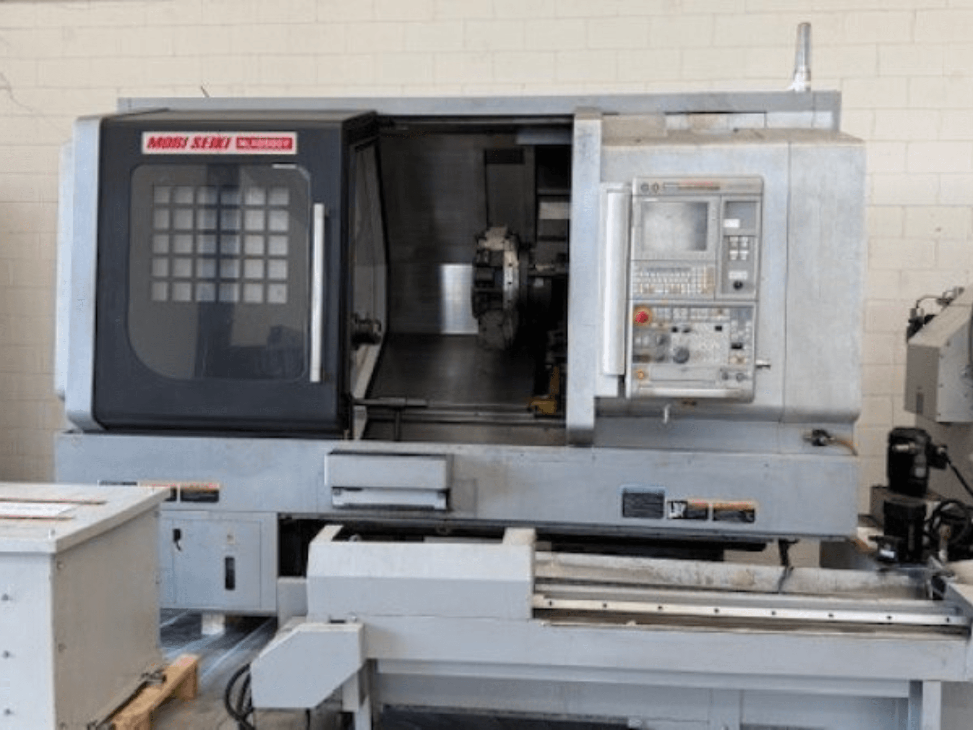 Tornio orizzontale MORI SEIKI NLX 2500Y, vista frontale, pannello di controllo e area di lavoro.