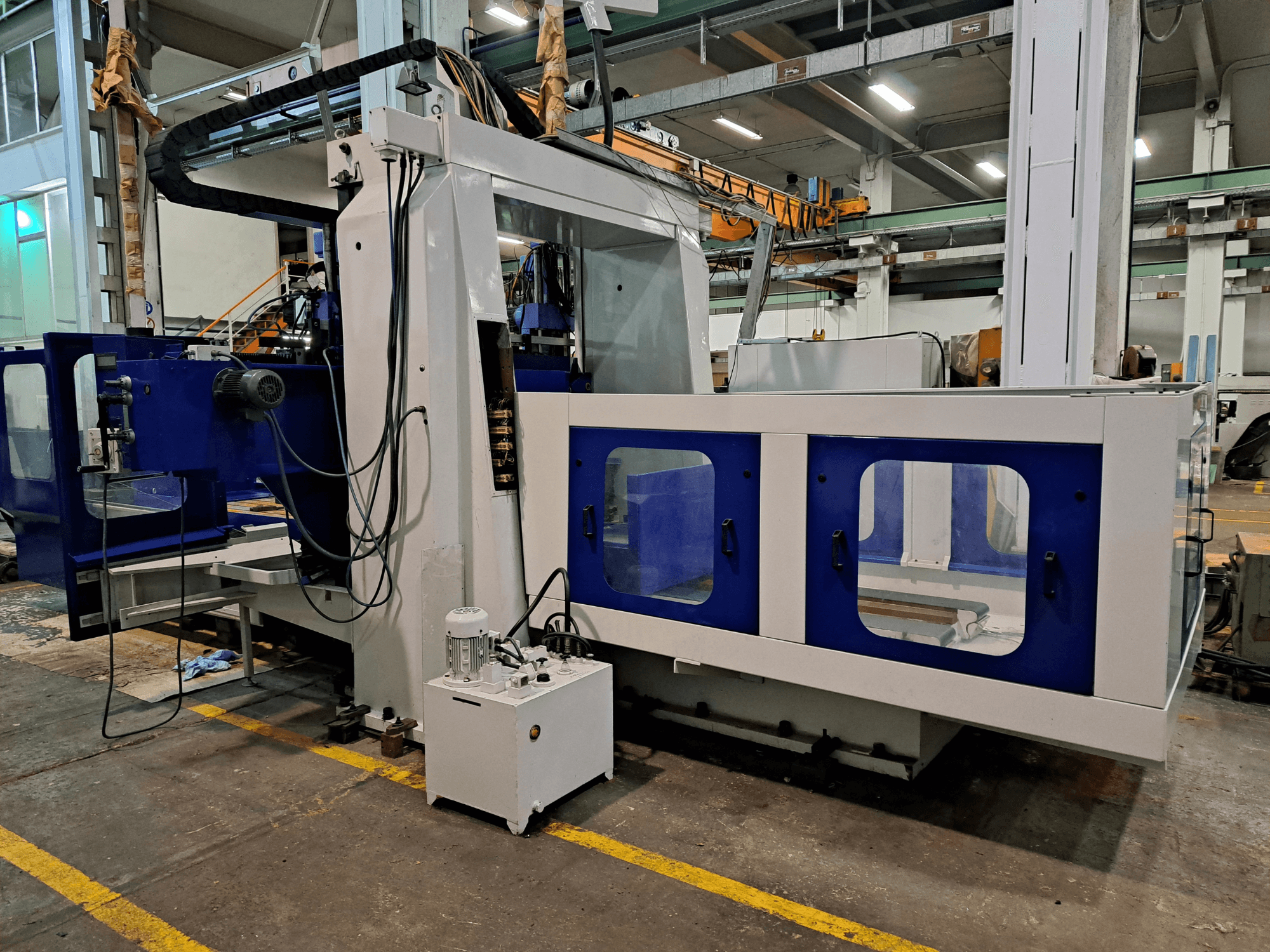 Fresatrice a bancale DYE RHE-3000 in un'officina; vista frontale che ne mostra l'ampio telaio blu e bianco e il pannello di comando.
