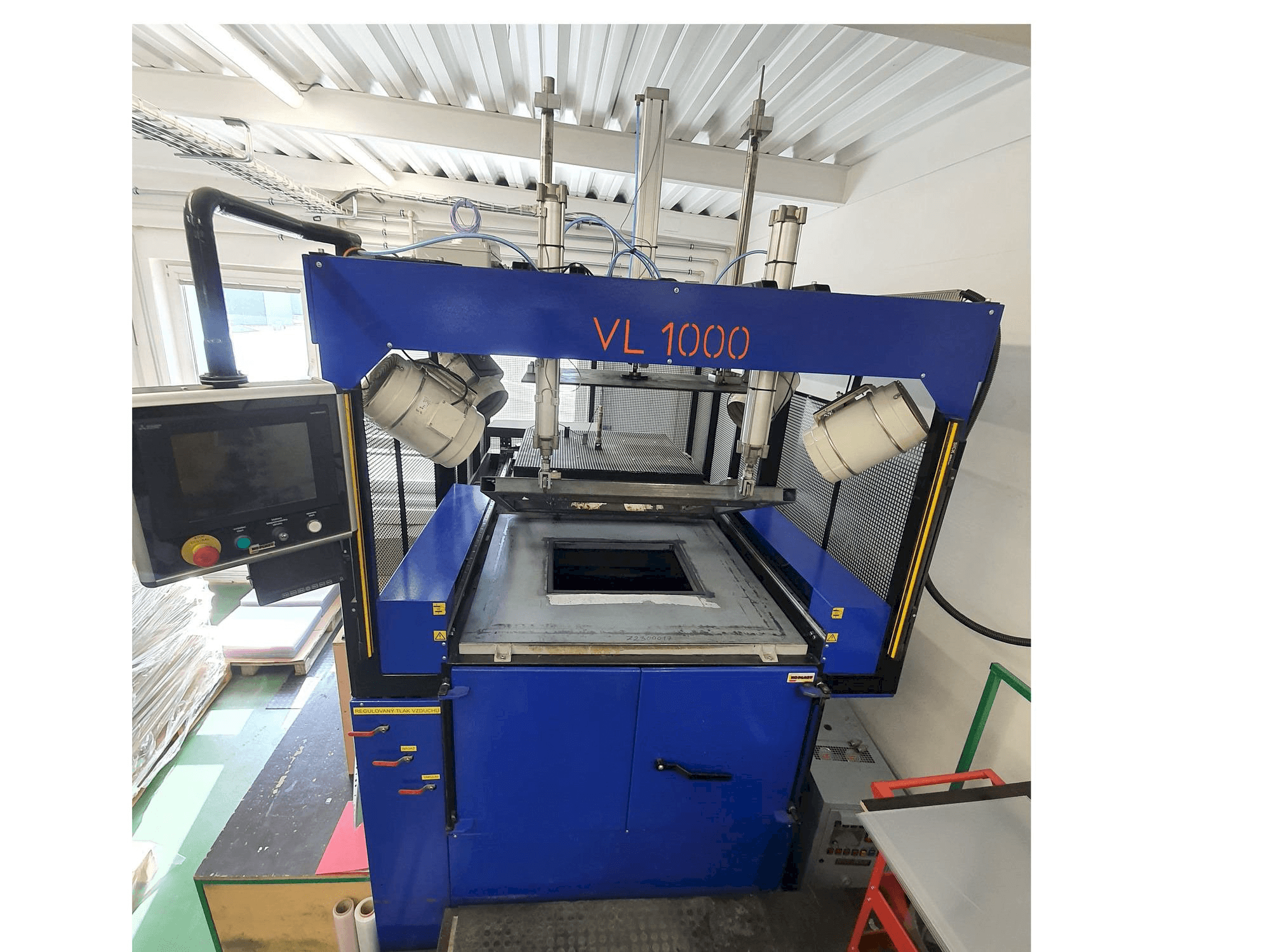 Vista frontale della macchina Koplast VL 1000