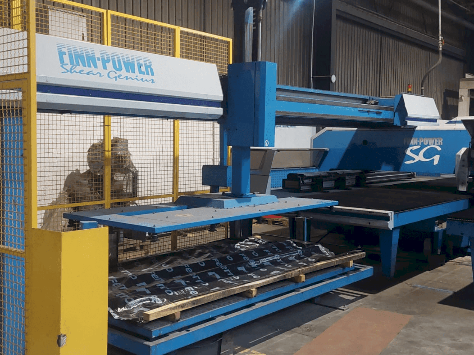 Vista frontale della macchina Finn-Power Shear Genius TRS 6 SBU