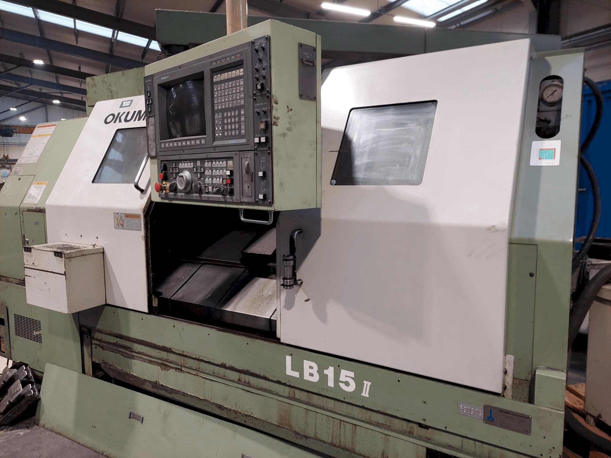 Vista frontale della macchina Okuma LB15