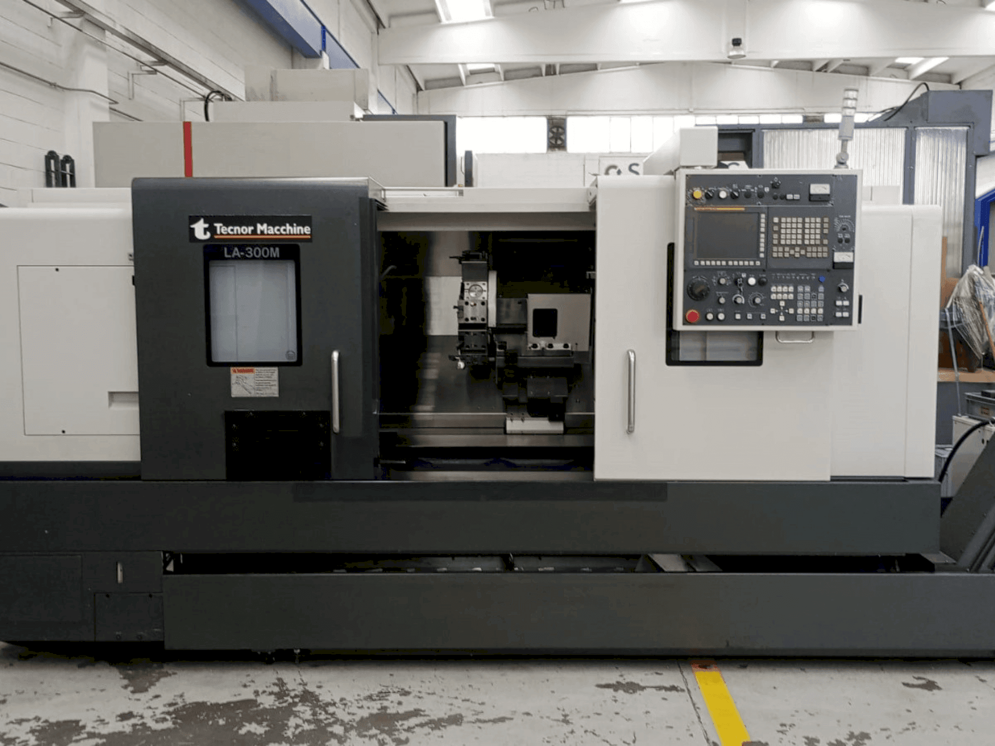Vista frontale della macchina Takisawa LA-300 CNC