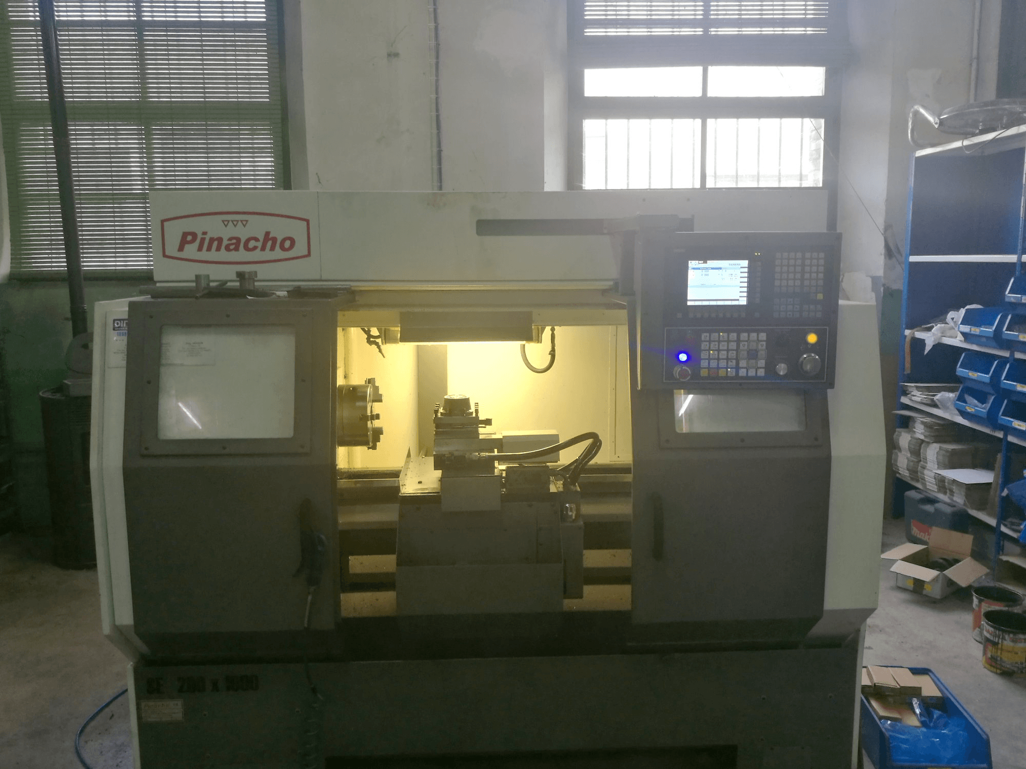 Vista frontale della macchina Pinacho SE-200