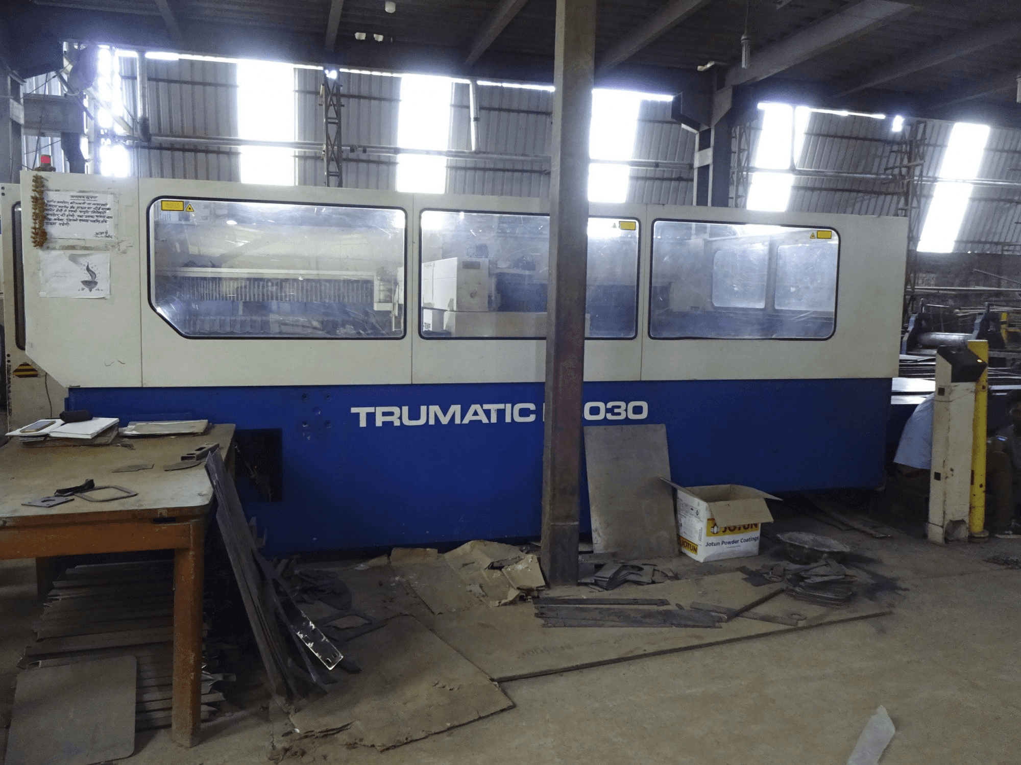 Vista frontale della macchina Trumpf Trumatic L3030