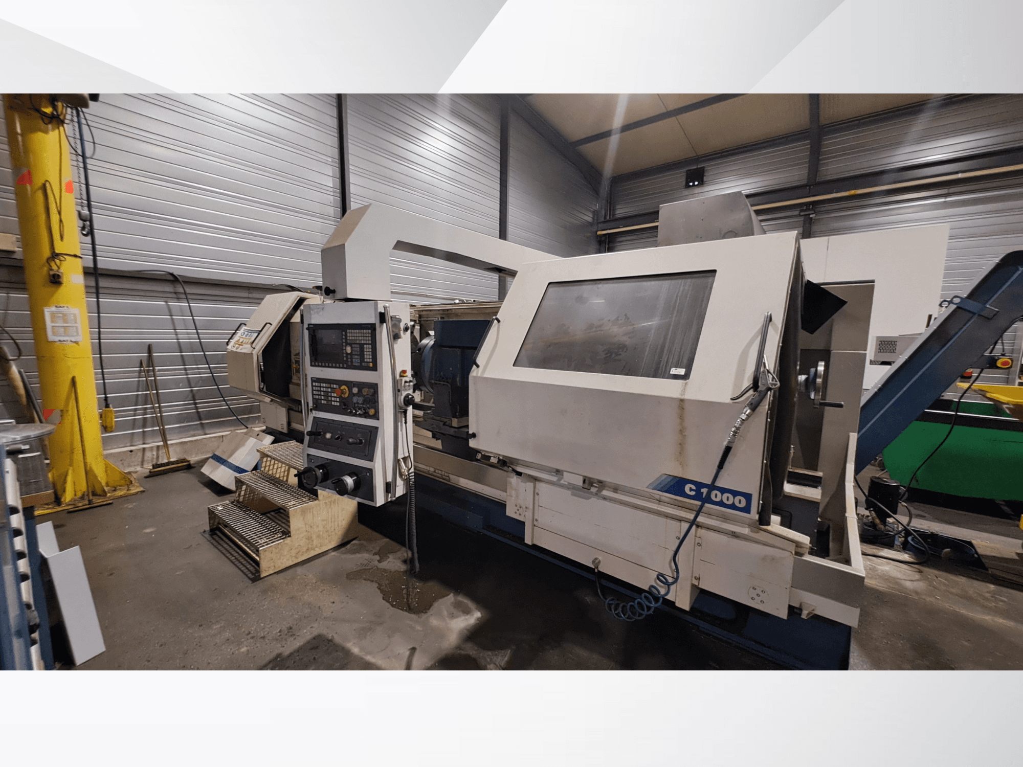 Tornio orizzontale Romi C1000 in un'officina, che mostra il pannello di controllo, il mandrino e i componenti operativi da una vista laterale.