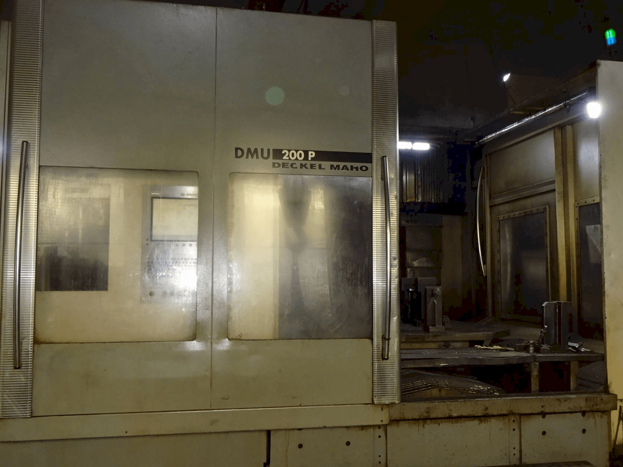 Vista frontale della macchina DECKEL MAHO DMU 200P