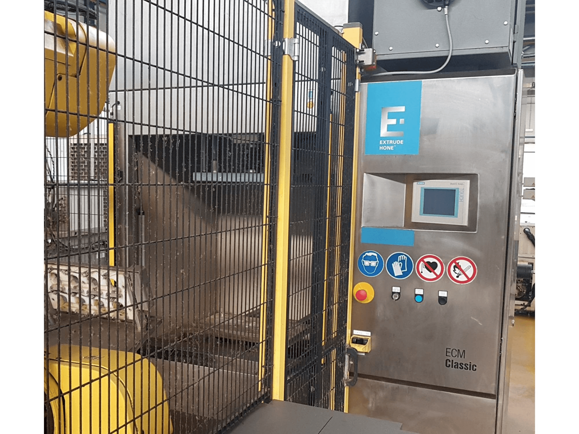 Vista frontale della macchina Extrude Hone Classic 1A-450-43-P-M