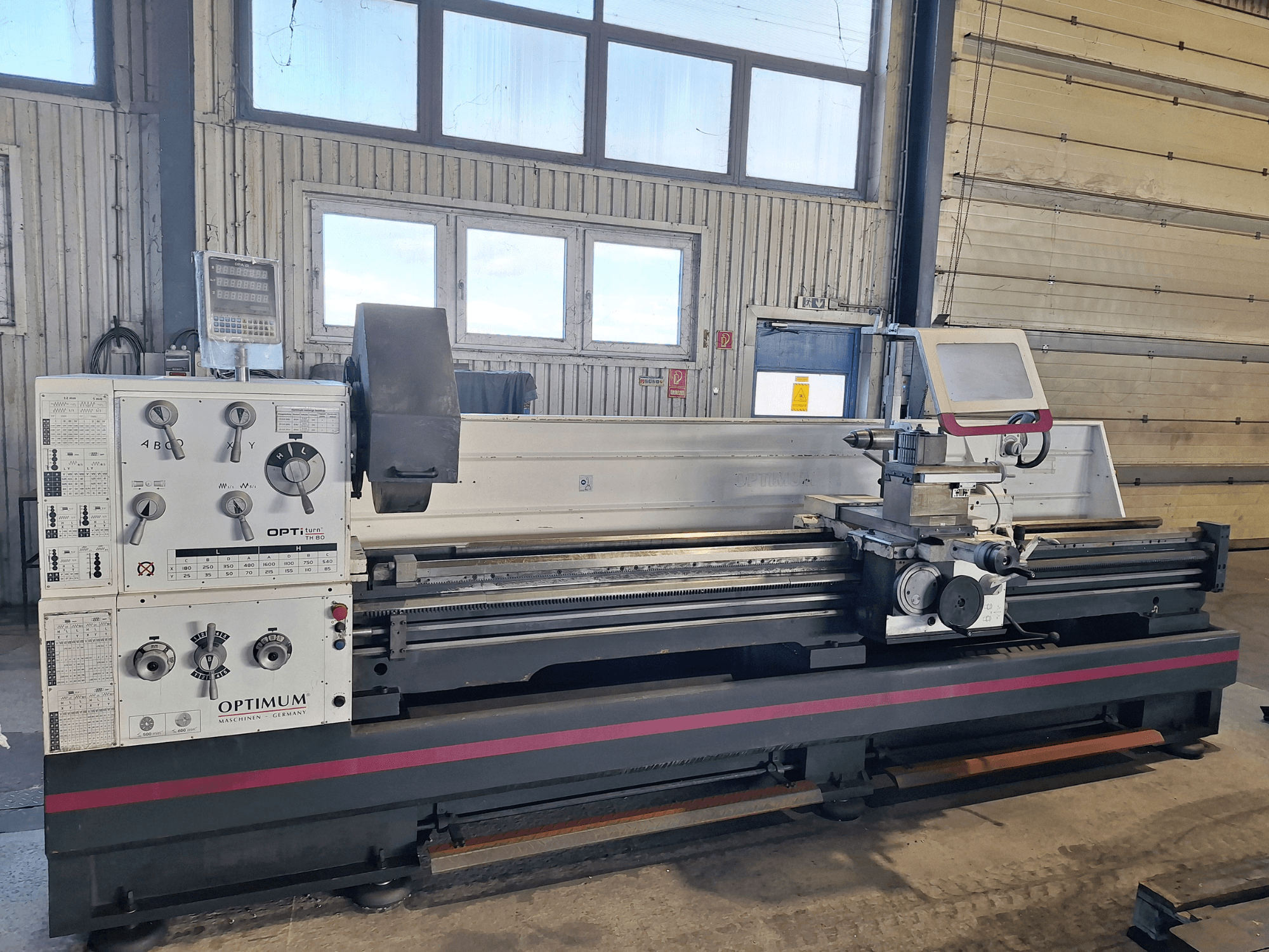 Tornio orizzontale Optimum OptiTurn TH 8030D in vista laterale, con pannello di controllo, portautensili e base robusta.