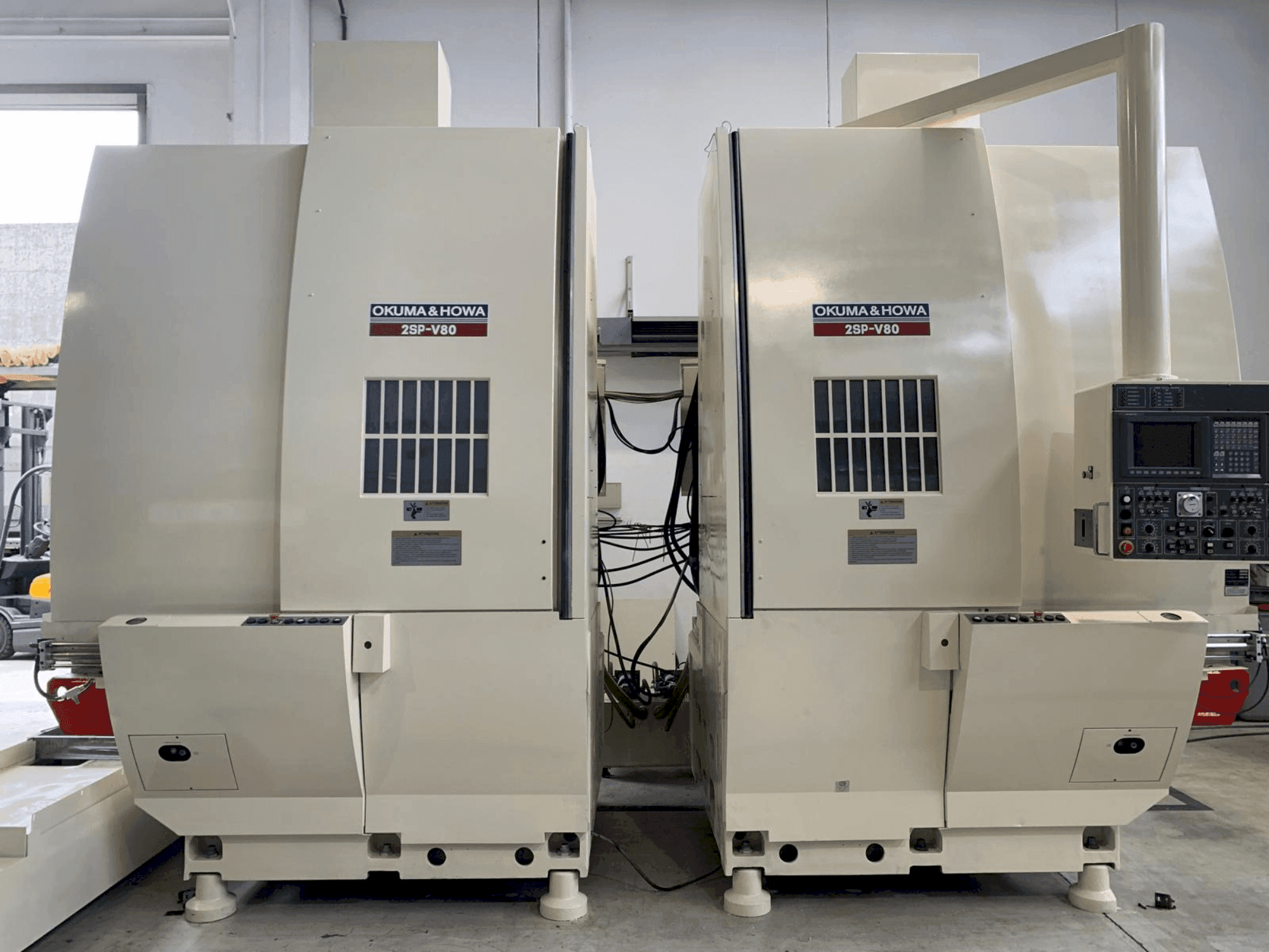 Vista frontale della macchina Okuma 2SP-V80