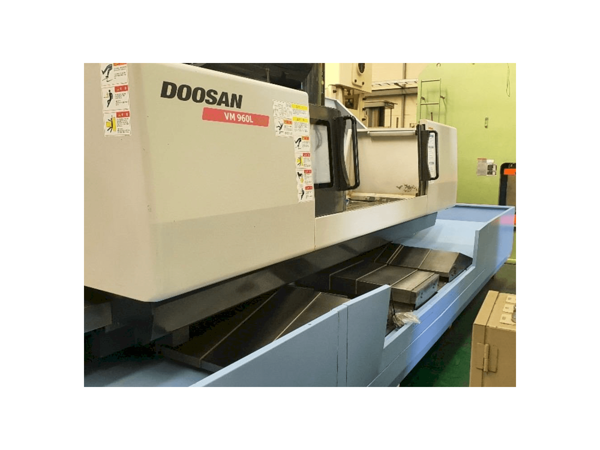 Vista frontale della macchina Doosan VM 960L