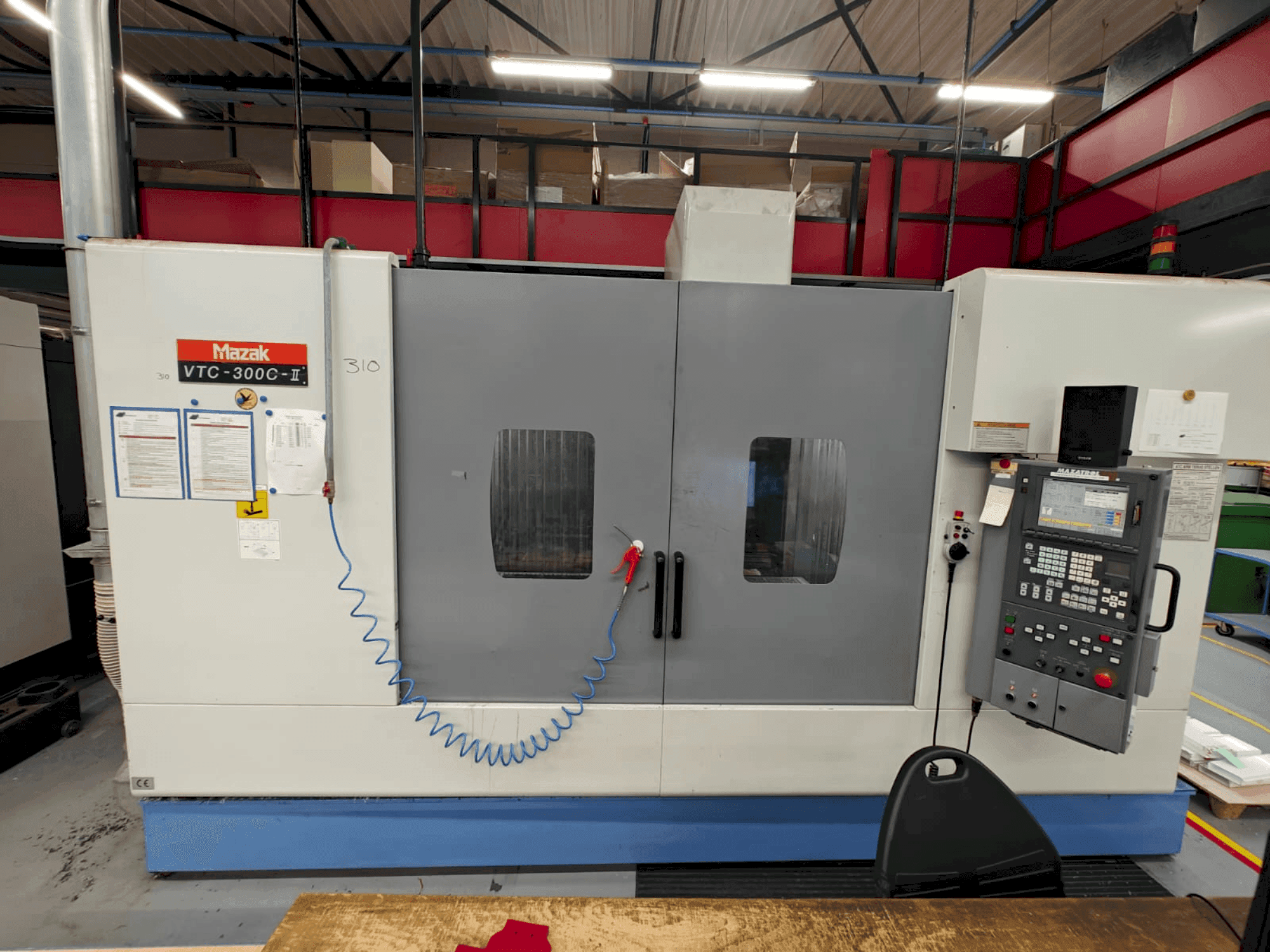 Vista frontale della macchina Mazak VTC-300C
