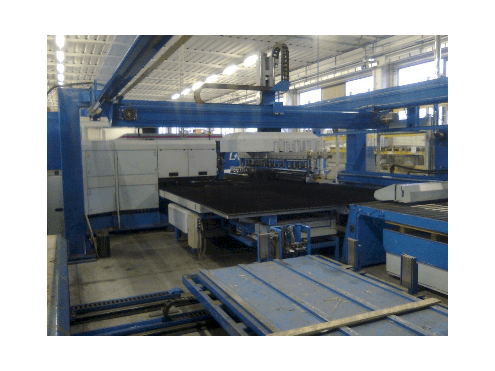 Vista frontale della macchina Finn-Power LP6