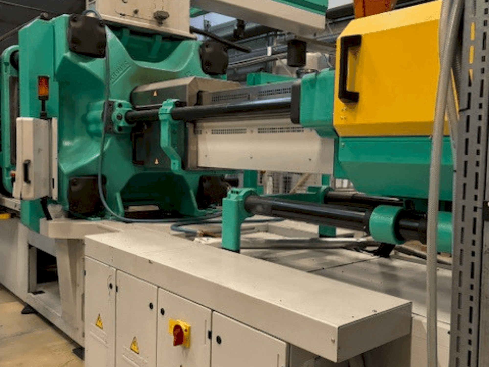 Vista frontale della macchina Arburg Allrounder 920S 5000-3200