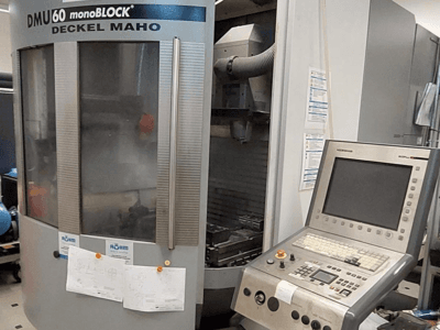 DMU 60 monoBLOCK di Deckel Maho, vista frontale di una fresatrice CNC con pannello di controllo e disegni tecnici allegati.