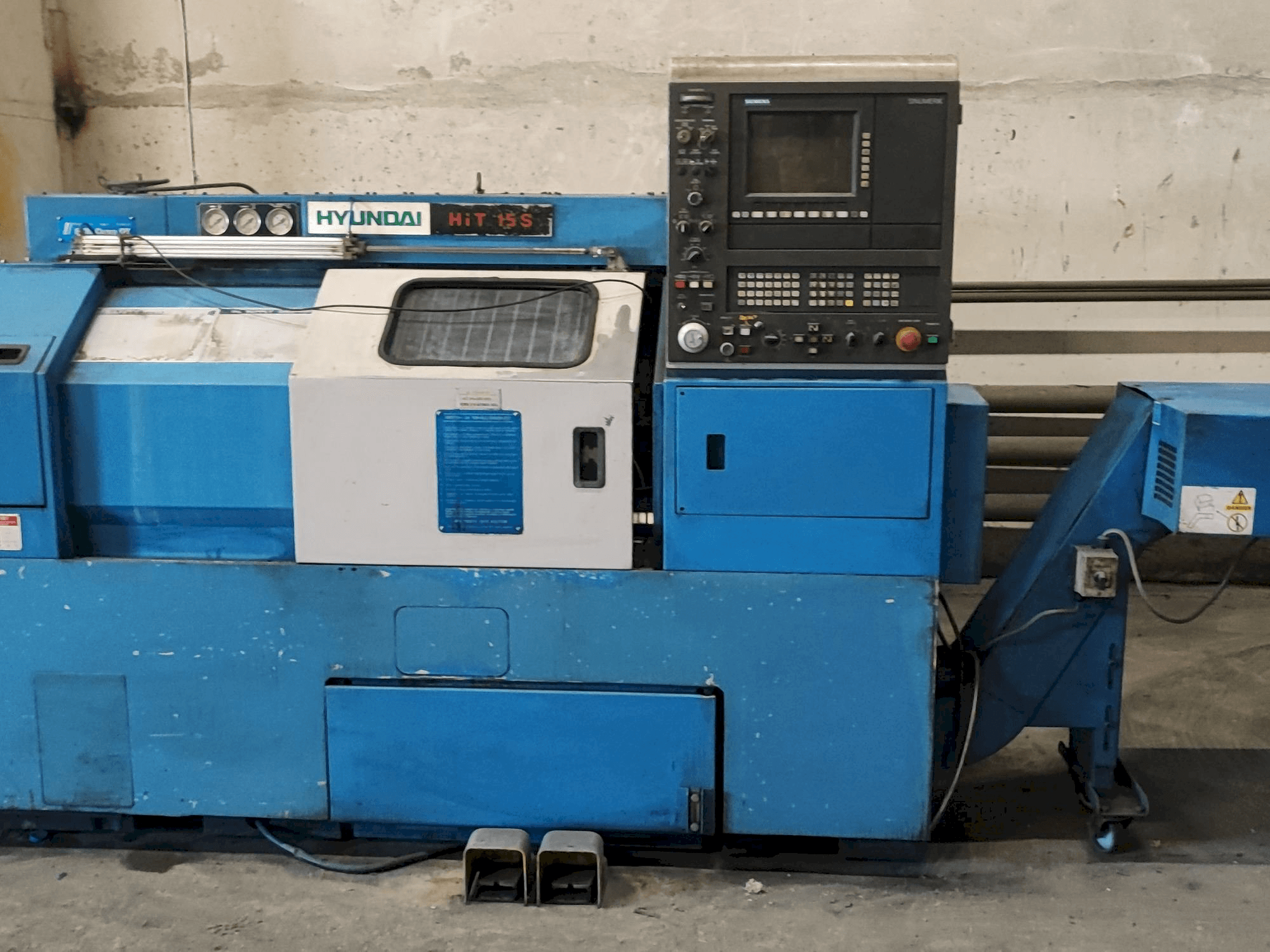 Vista frontale della macchina Hyundai HIT15s