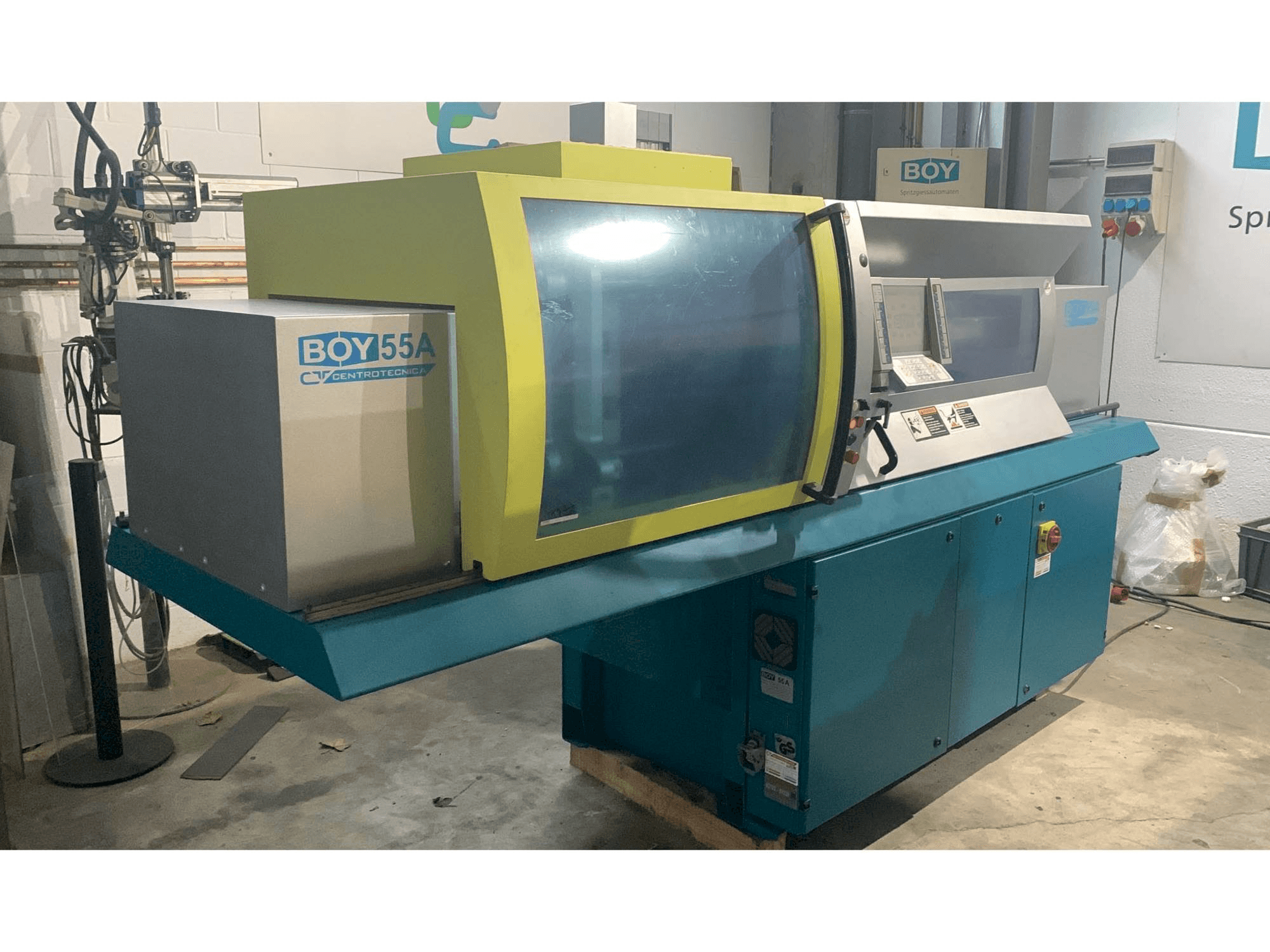 Vista frontale della macchina BOY 55A