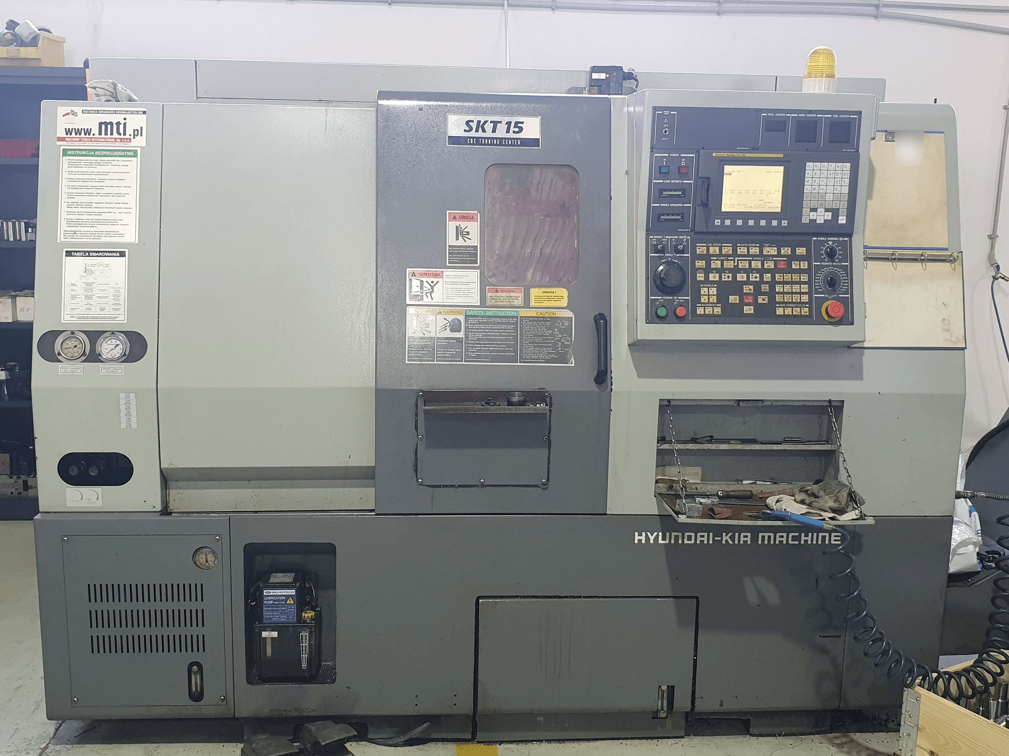 Vista frontale della macchina Hyundai Kia SKT15