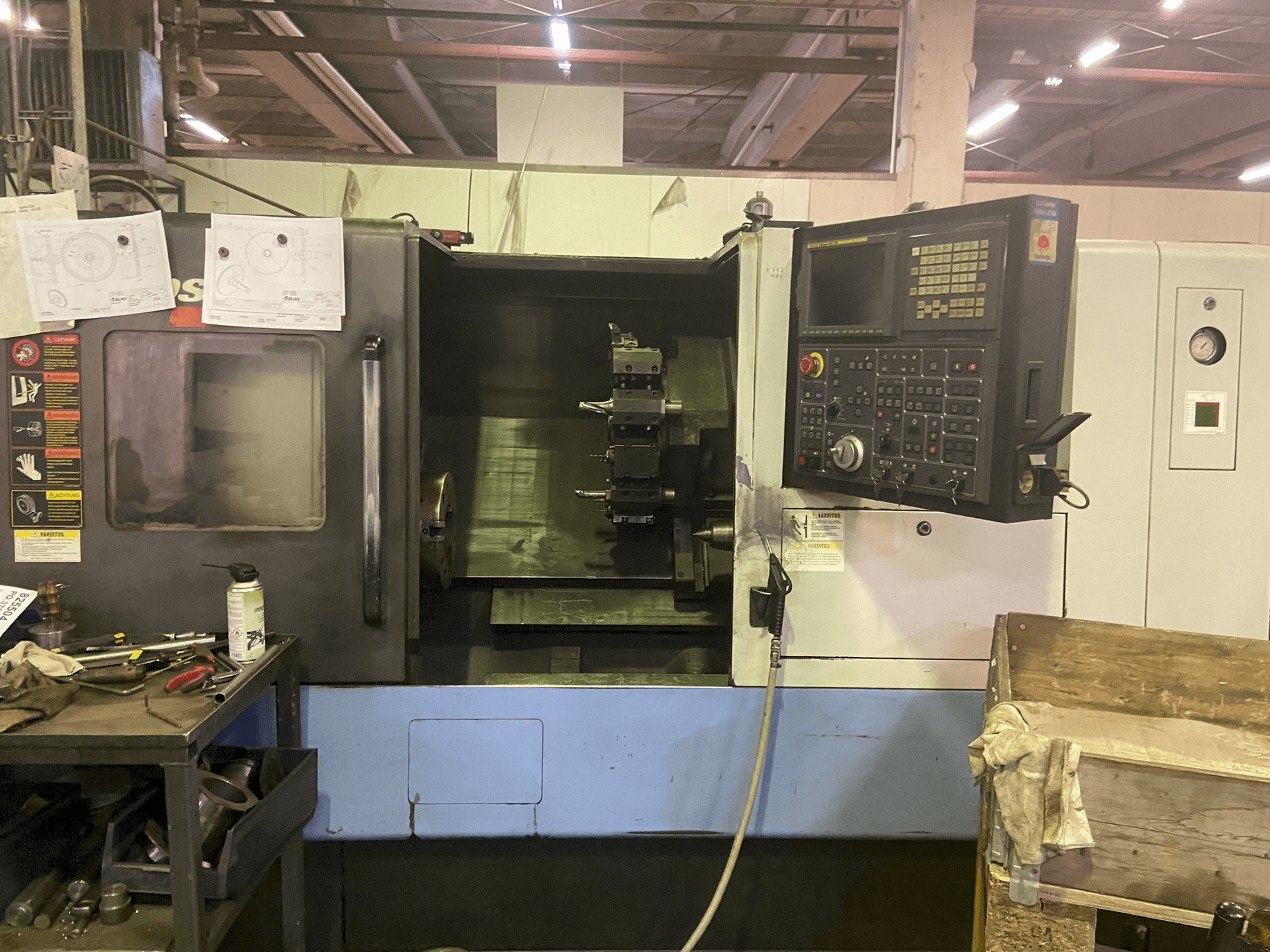 Vista frontale della macchina DAEWOO Puma 300 MC