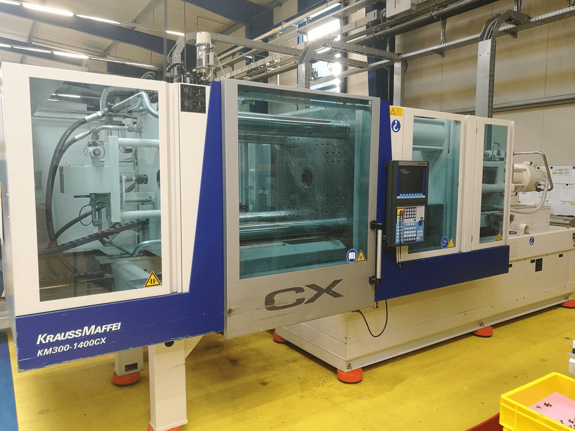 Vista frontale della macchina Krauss Maffei 300-1400 CX