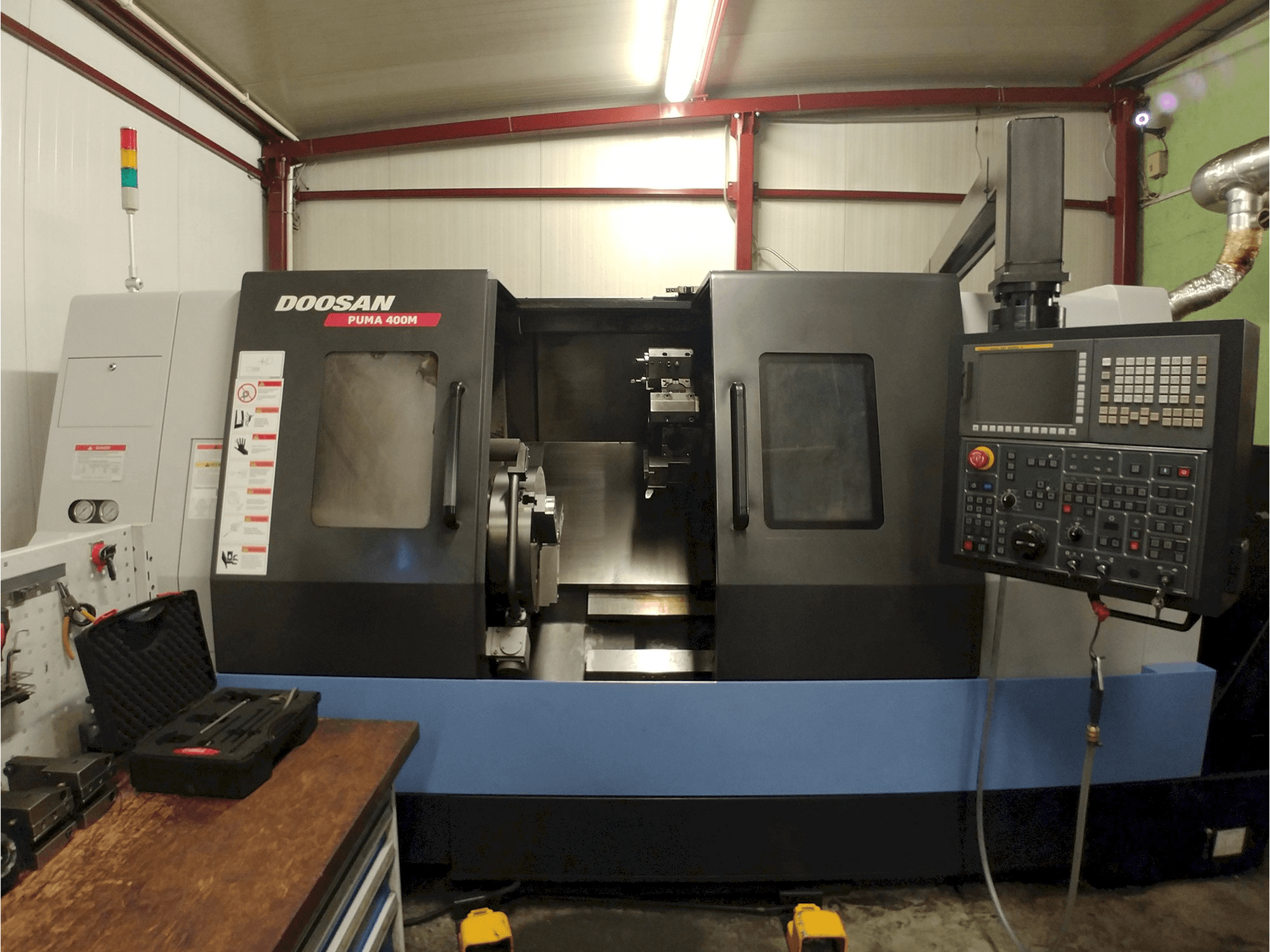 Vista frontale della macchina Doosan Puma 400MC