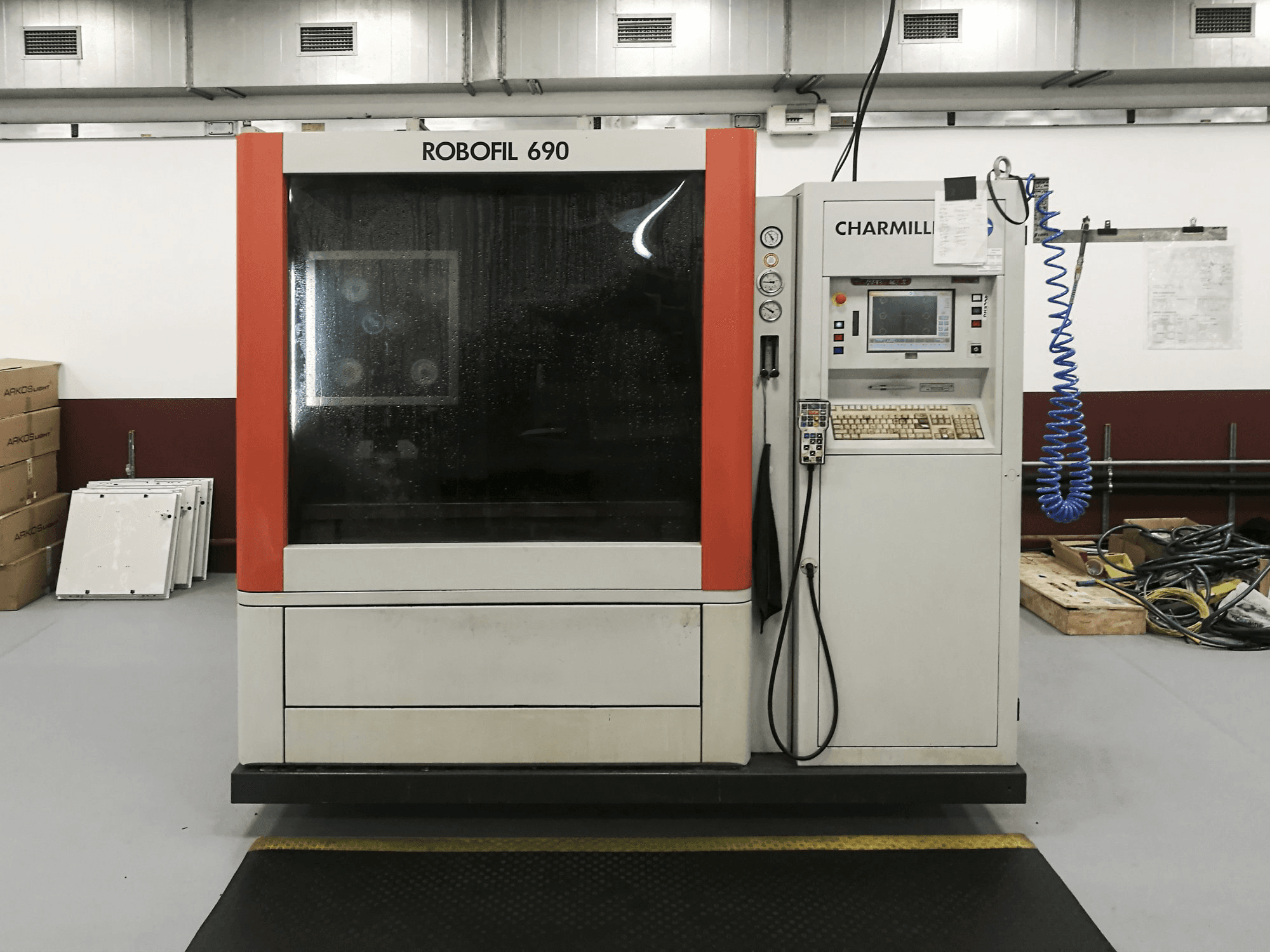 Vista frontale della macchina CHARMILLES ROBOFILL 690